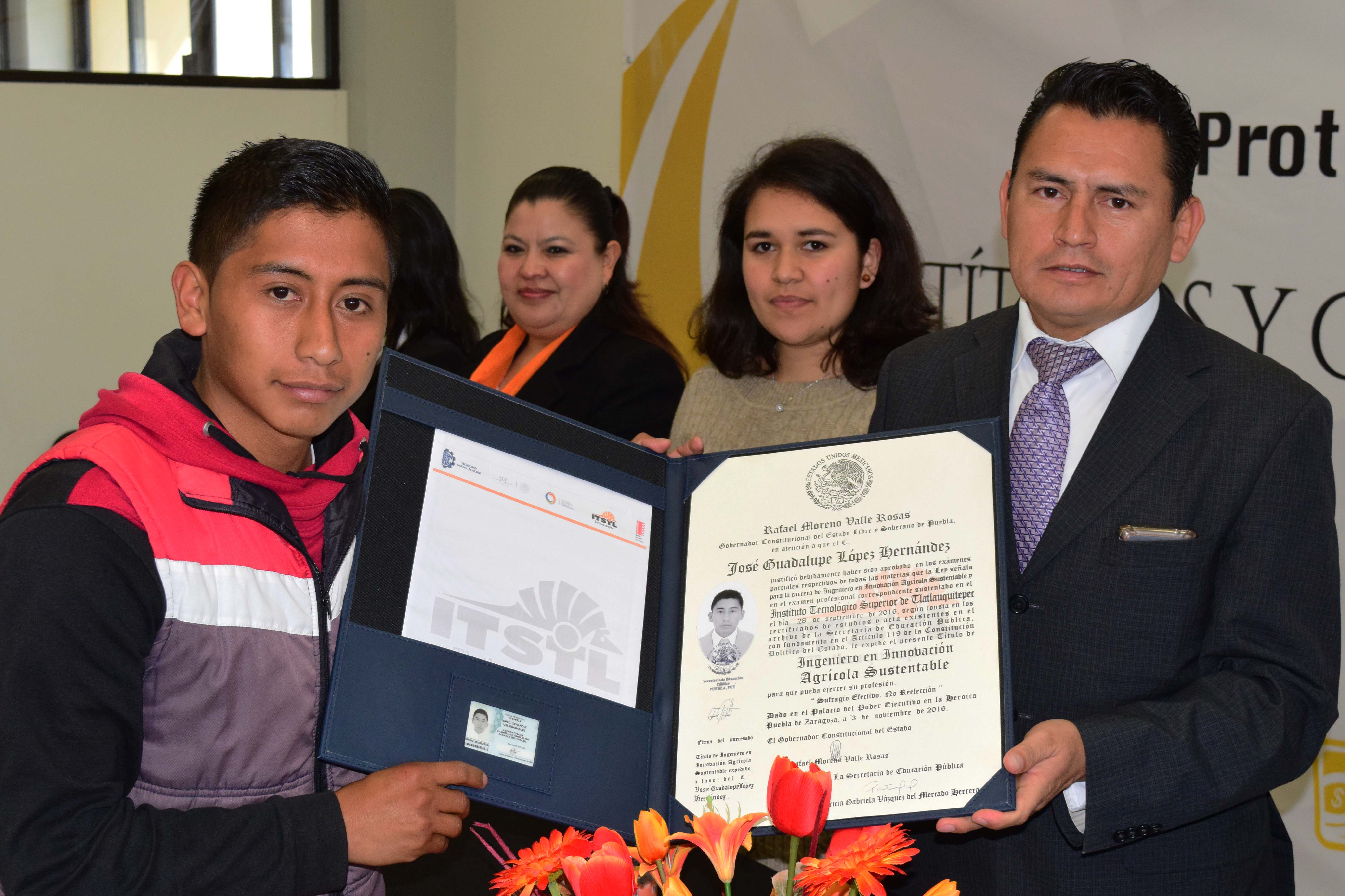 Entregan títulos y cédulas profesionales a egresados del Tecnológico de Tlatlauquitepec
