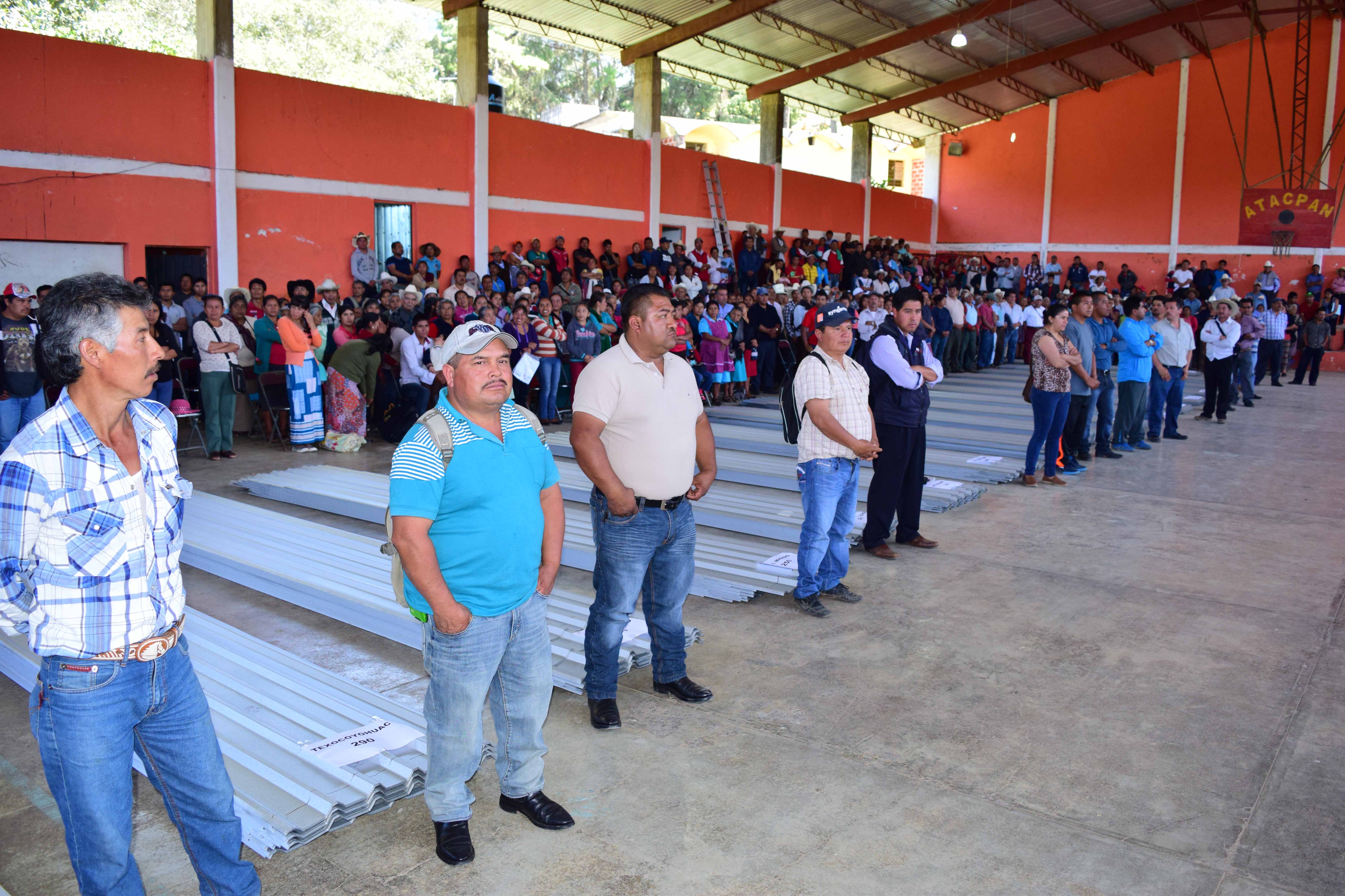 Guillermo Lobato entrega láminas a 900 familias de Zacapoaxtla