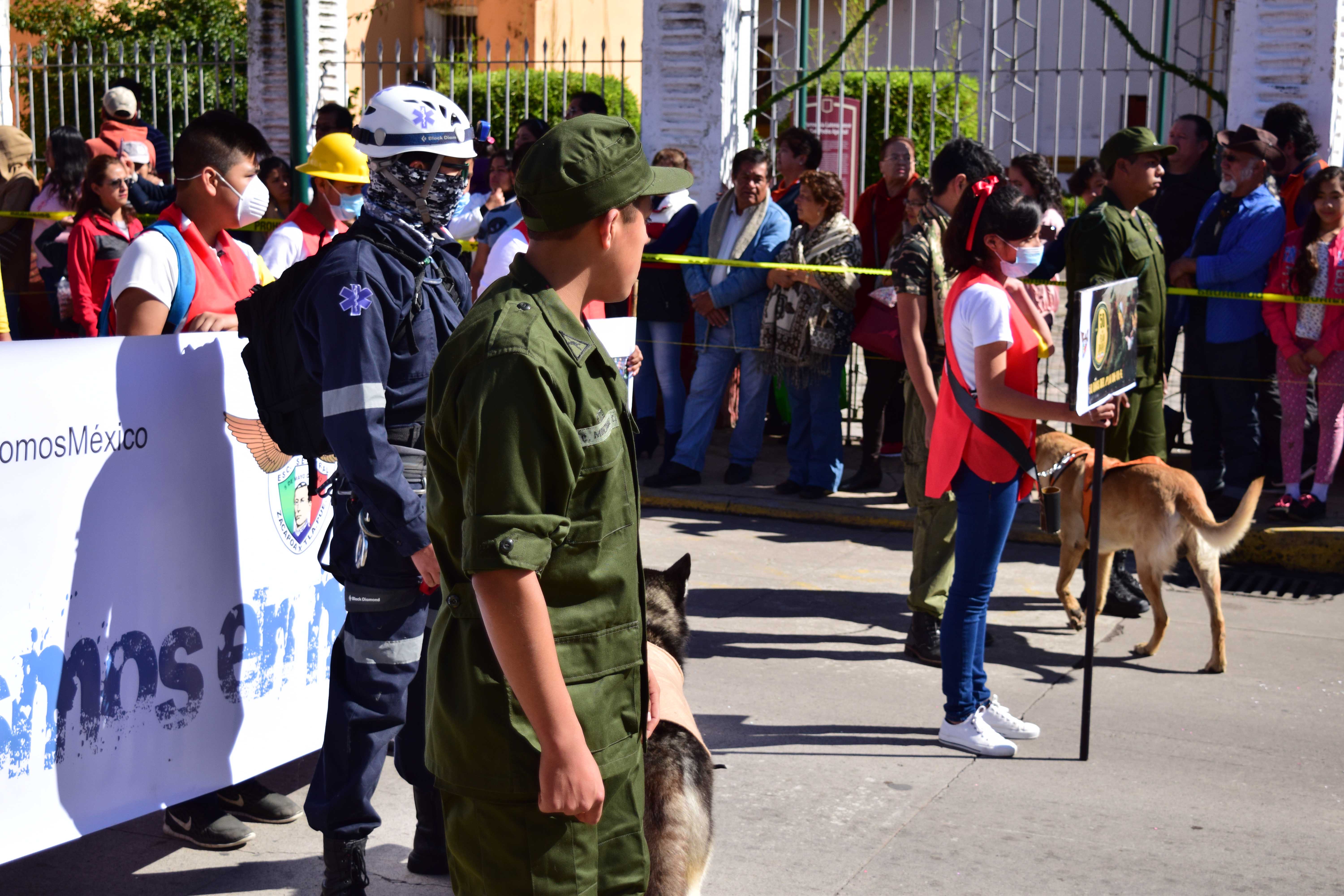 Más de 4 mil desfilan por la Revolución en Zacapoaxtla