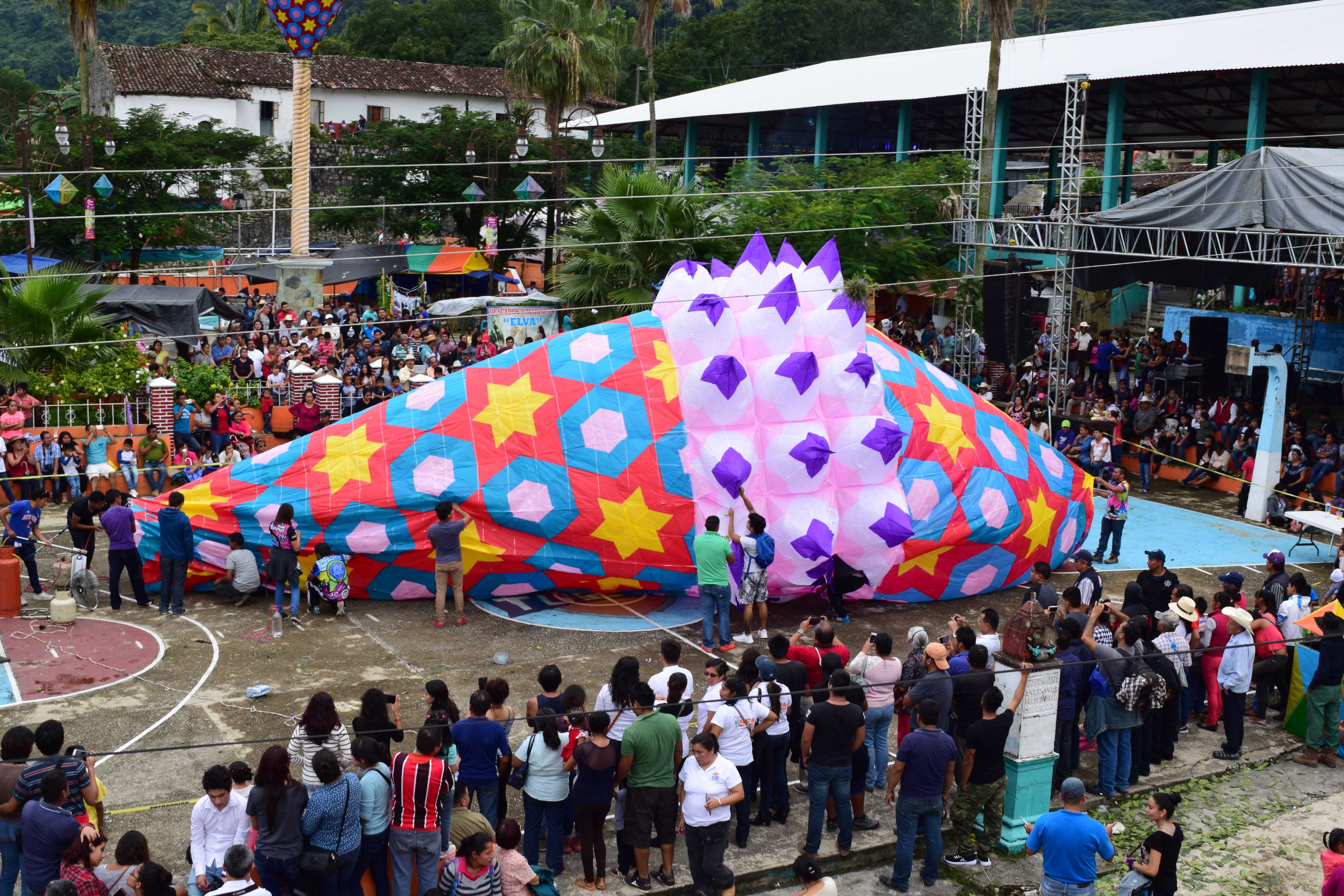 Gigantescos globos adornan el cielo de Tuzamapan de Galeana