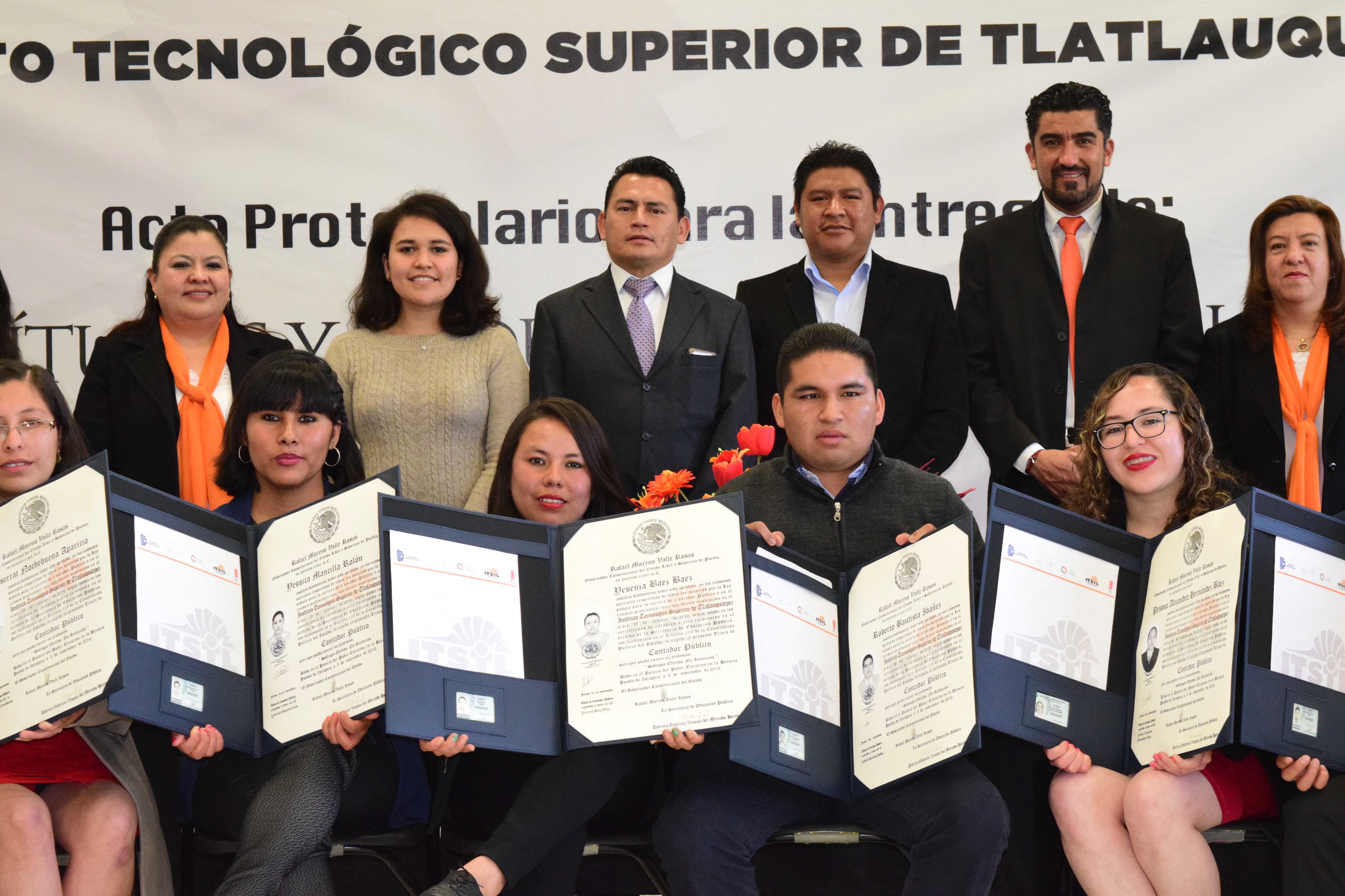 Entregan títulos y cédulas profesionales a egresados del Tecnológico de Tlatlauquitepec