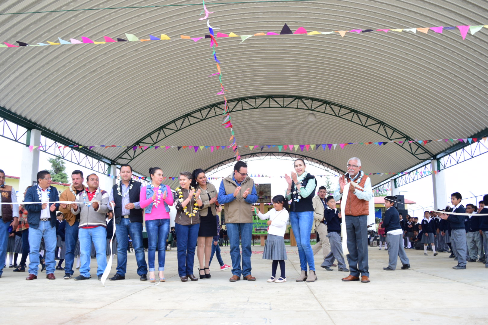 Inaugura Lobato techumbre en Héroes del 5 de Mayo