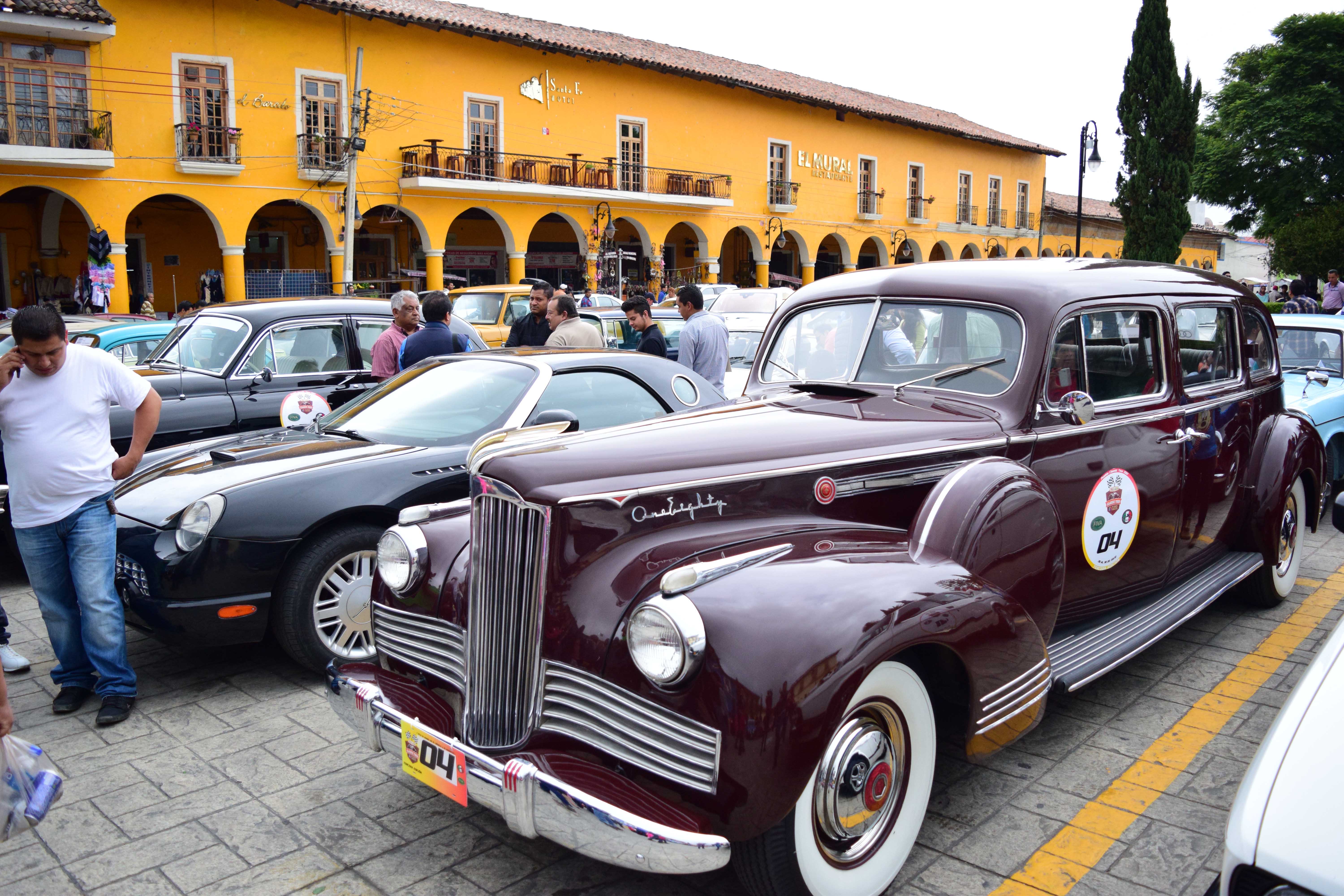 Decenas de autos antiguos son exhibidos en Tlatlauquitepec
