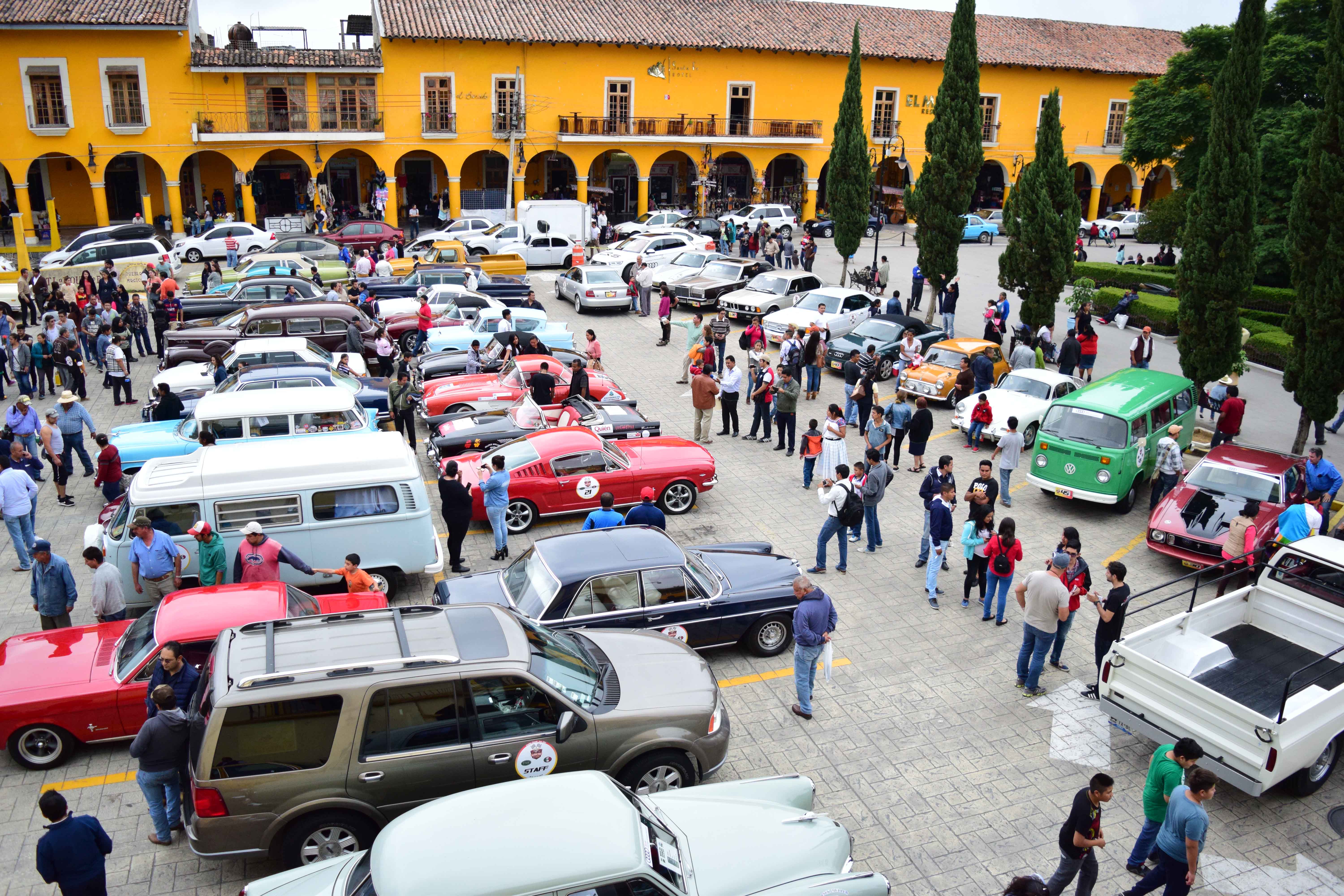 Decenas de autos antiguos son exhibidos en Tlatlauquitepec