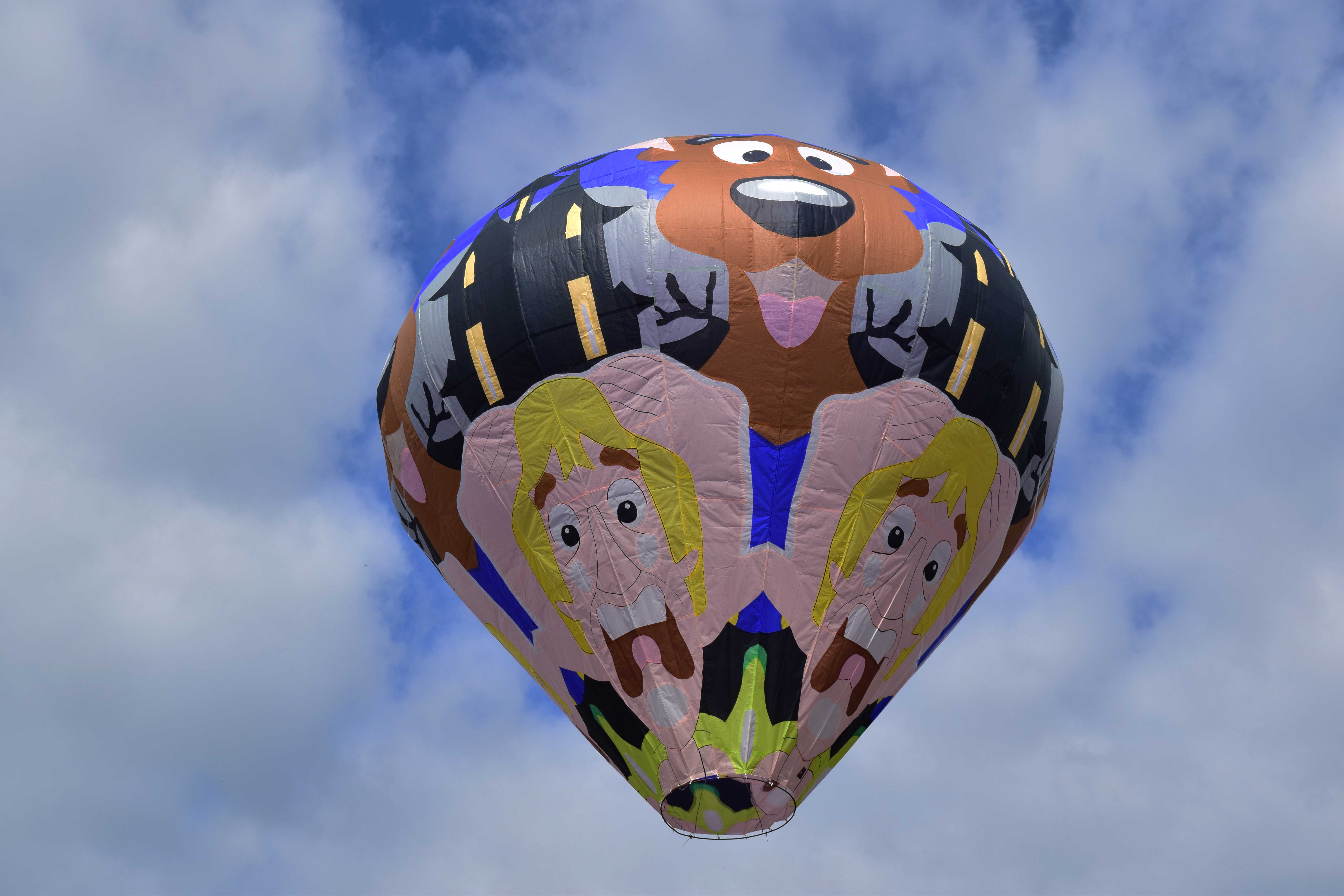 Gigantescos globos adornan el cielo de Tuzamapan de Galeana