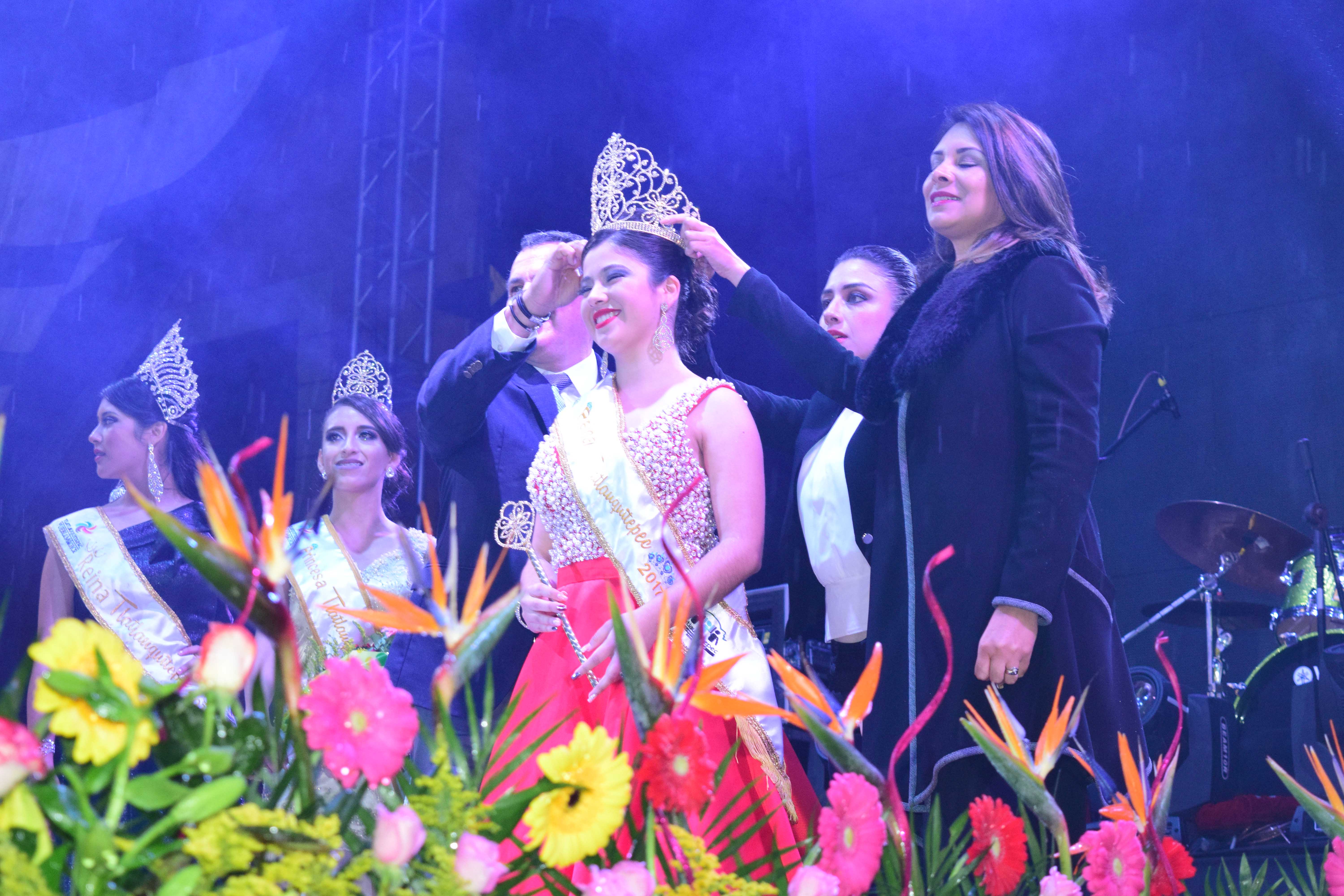 Coronan a Reina de las Fiestas Patrias en Tlatlauquitepec