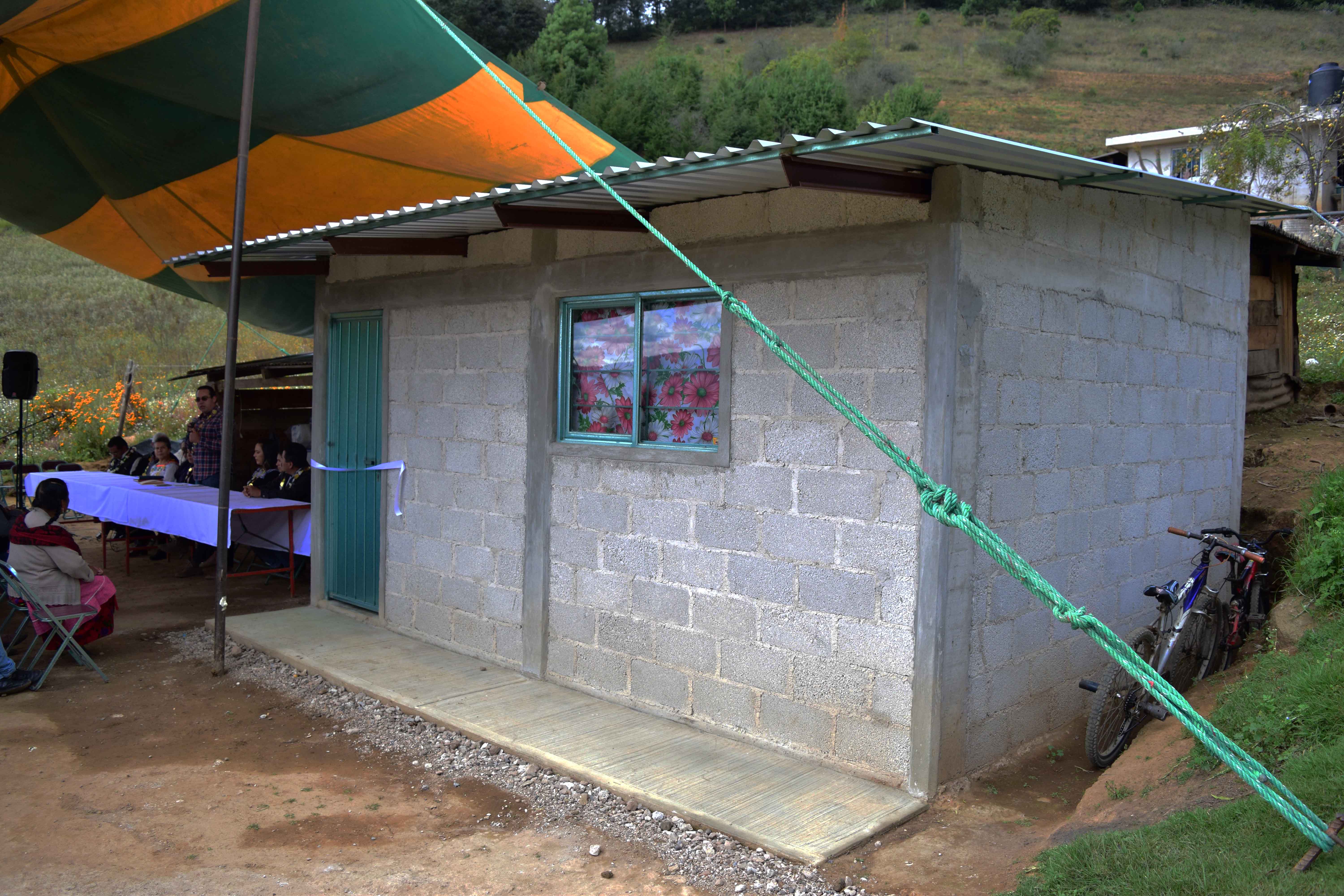 Construyen 28 viviendas para familias de bajos recursos en Zacapoaxtla