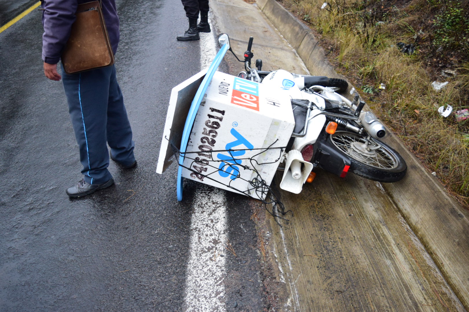 Motociclista es embestido en carretera Acuaco-Zacapoaxtla