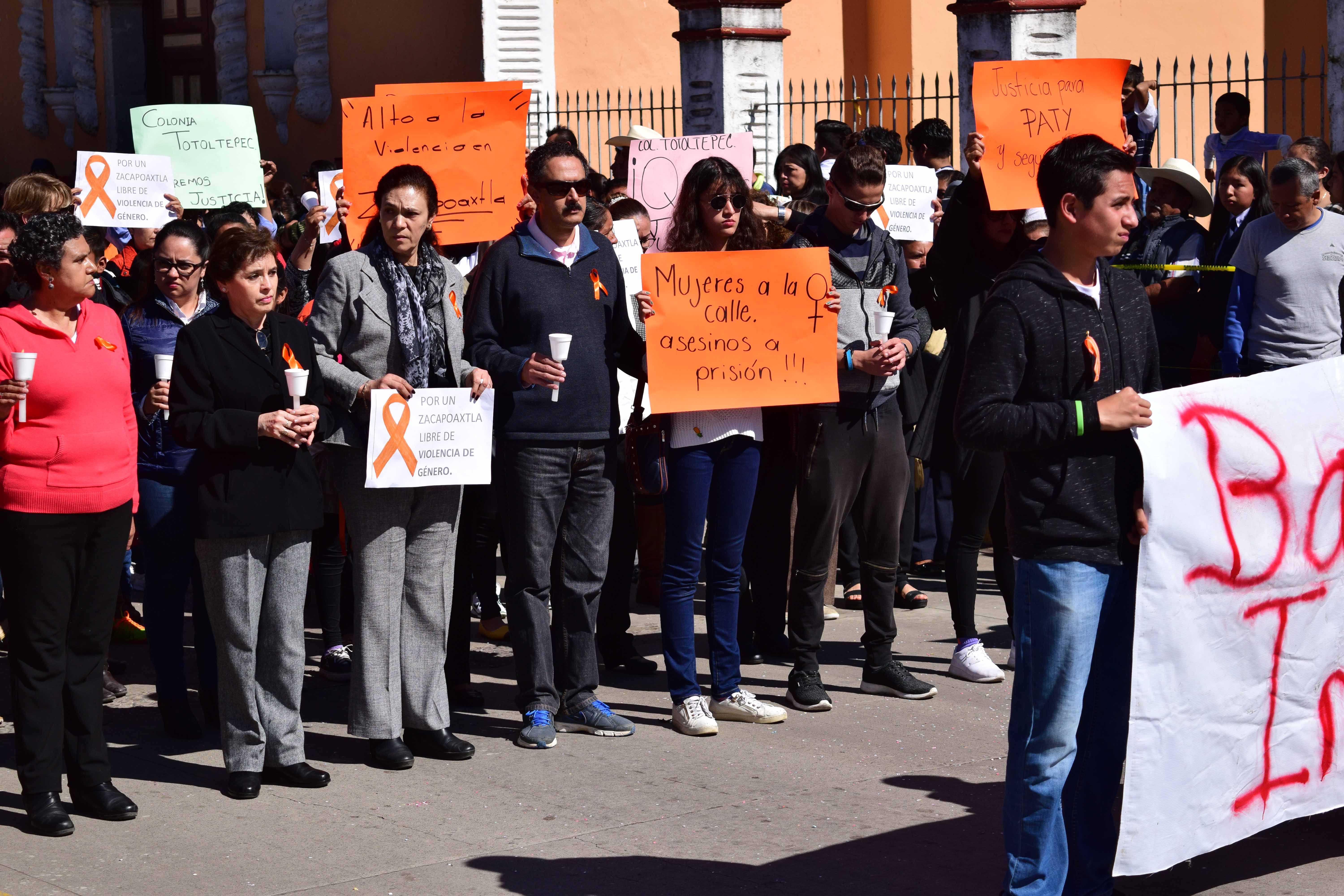 Desfilan y exigen esclarecer asesinato de maestra en Zacapoaxtla