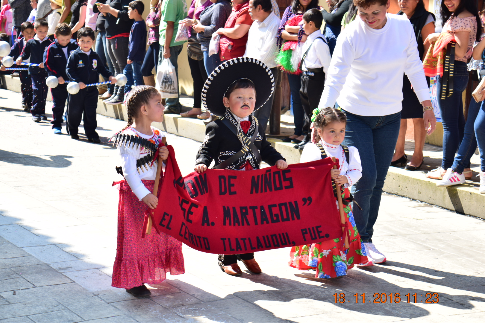 Miles de estudiantes conmemoran aniversario de la revolución en Tlatlauquitepec