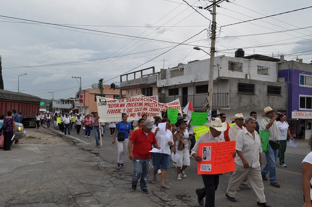 CNTE marcha por calles de Acatlán y repudia la Reforma Educativa