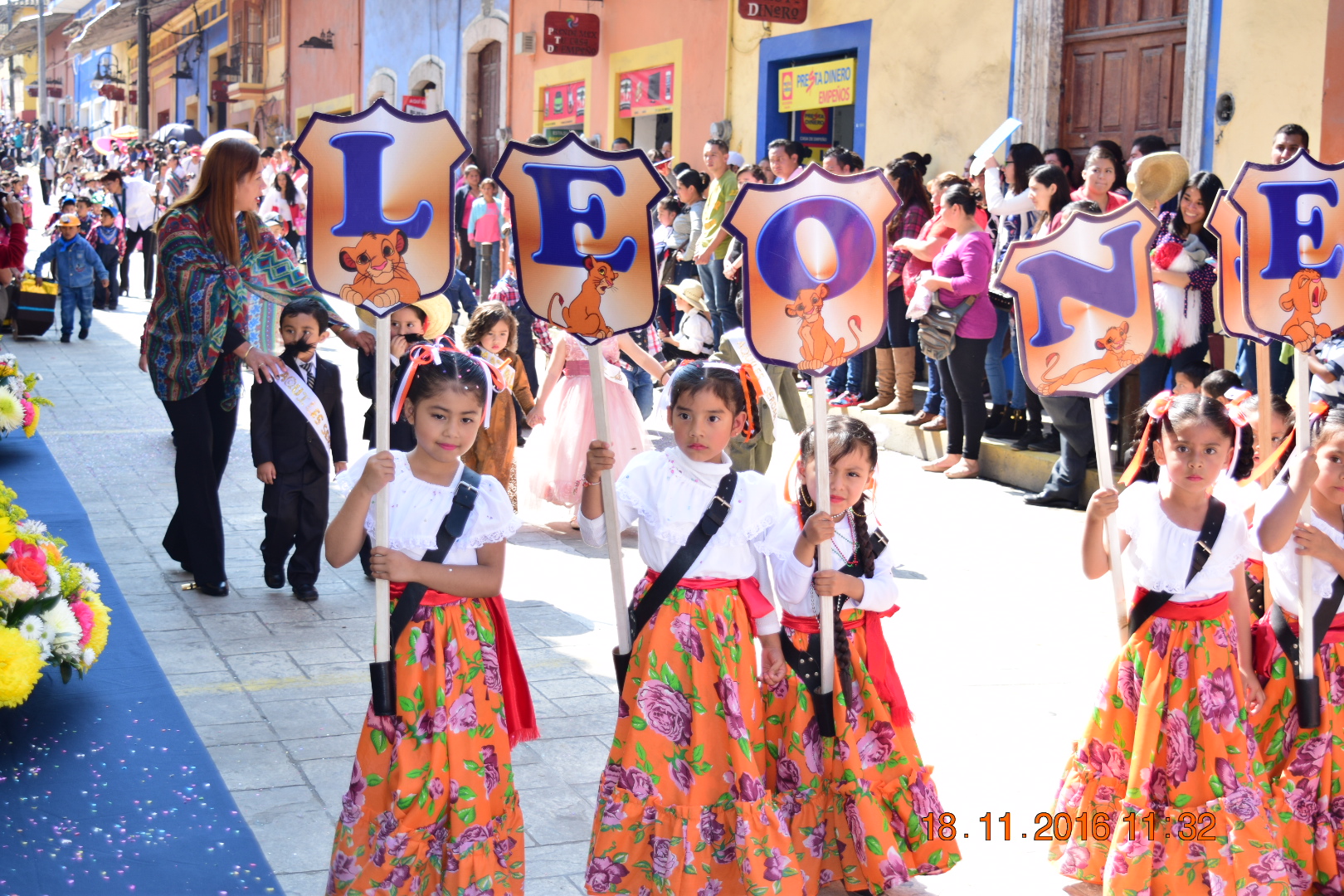 Miles de estudiantes conmemoran aniversario de la revolución en Tlatlauquitepec