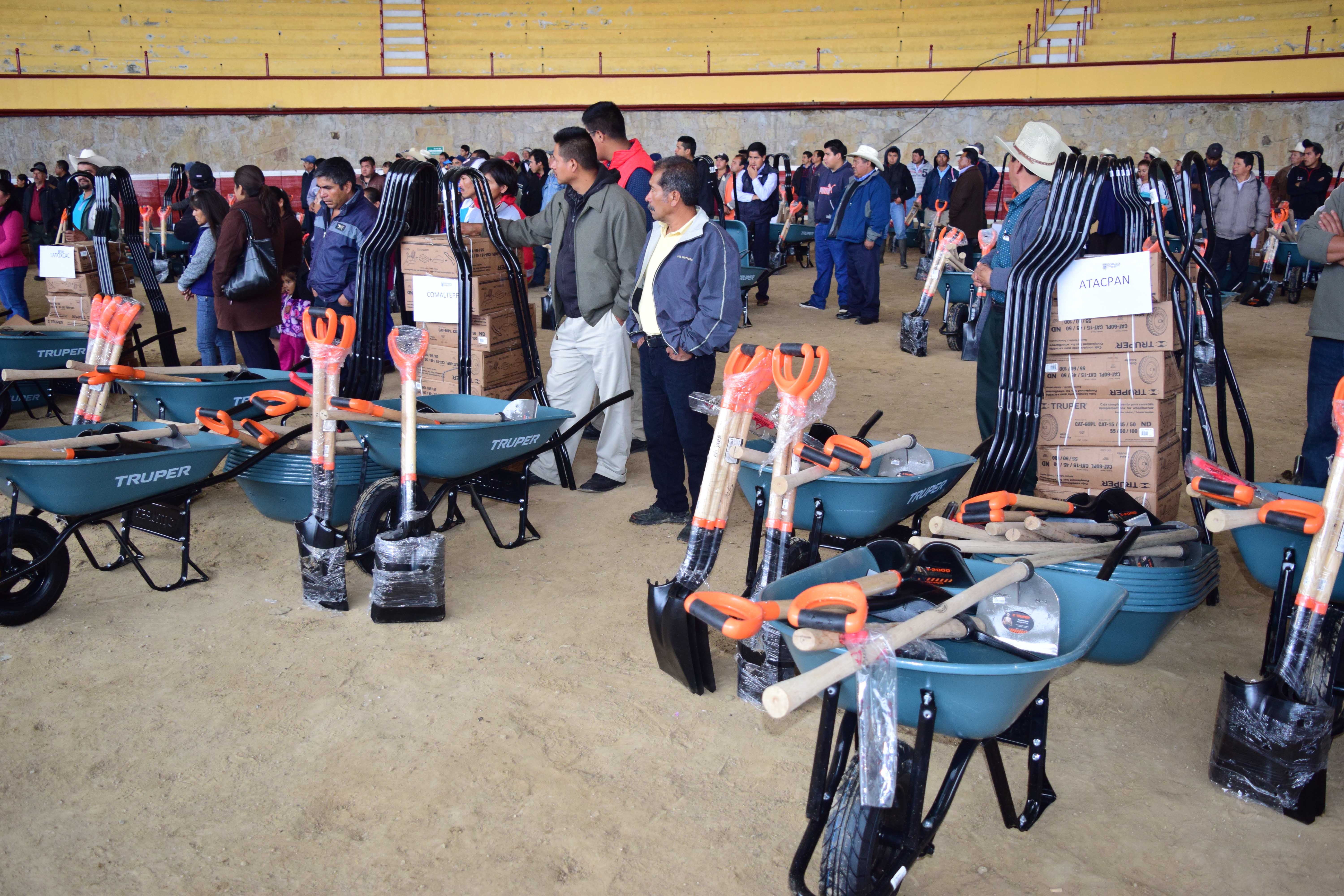 Alcalde entrega herramientas a comunidades de Zacapoaxtla 