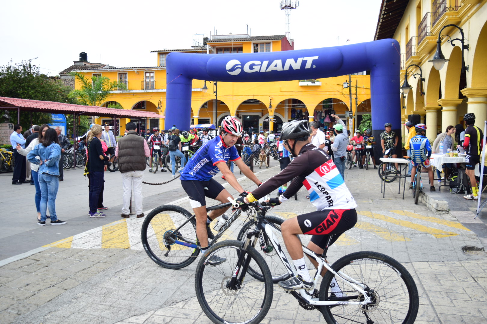 Participan más de 160 ciclistas en circuito Nahui de Tlatlauquitepec