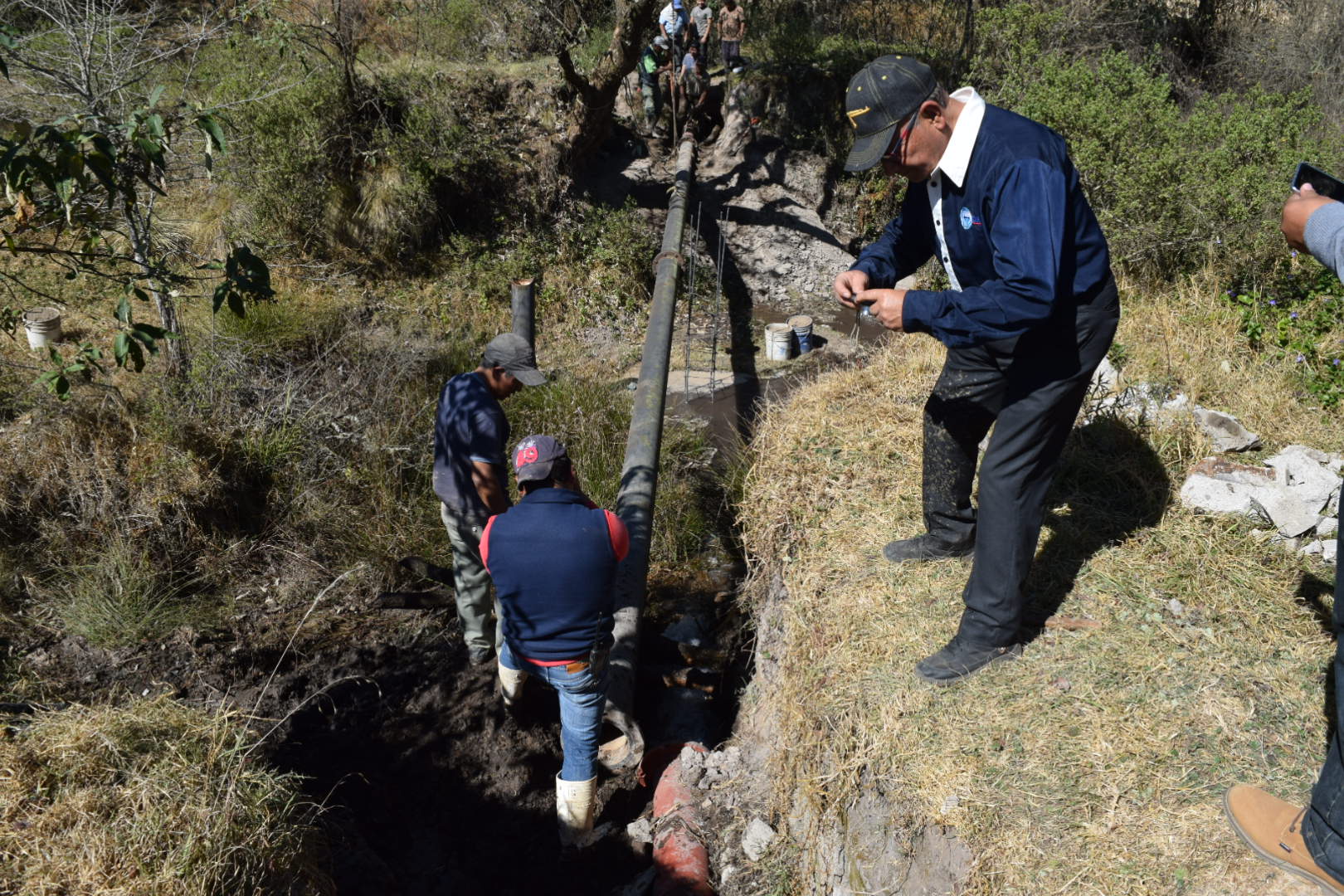 Reparan línea de agua potable en Zacapoaxtla