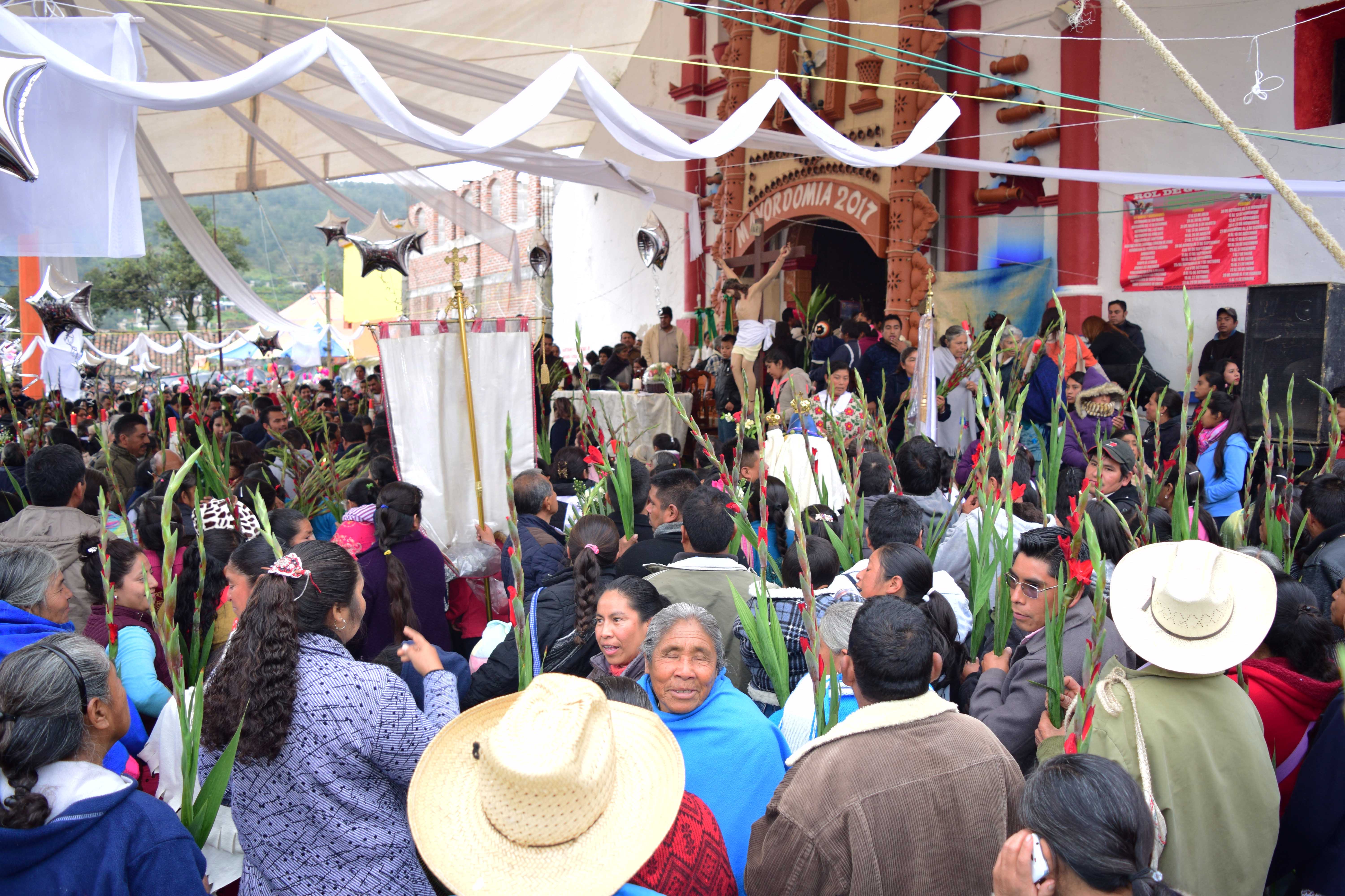 Celebran a San Miguel miles de fieles de la Sierra Nororiental