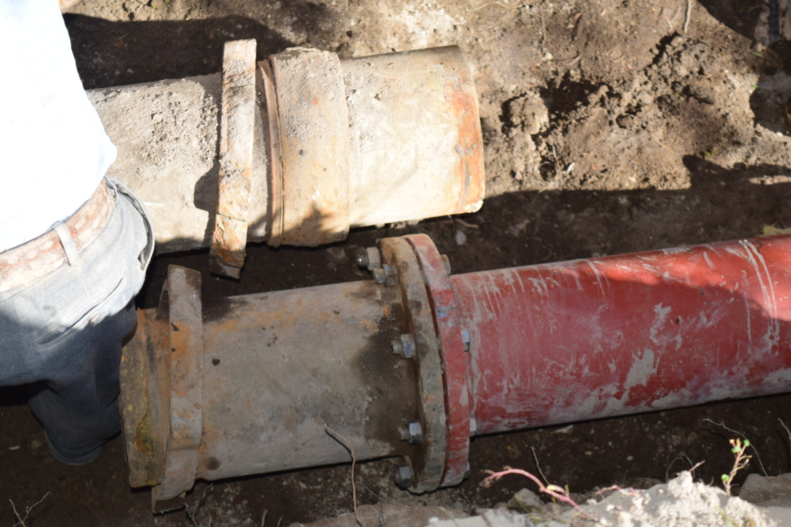 Reparan línea de agua potable en Zacapoaxtla