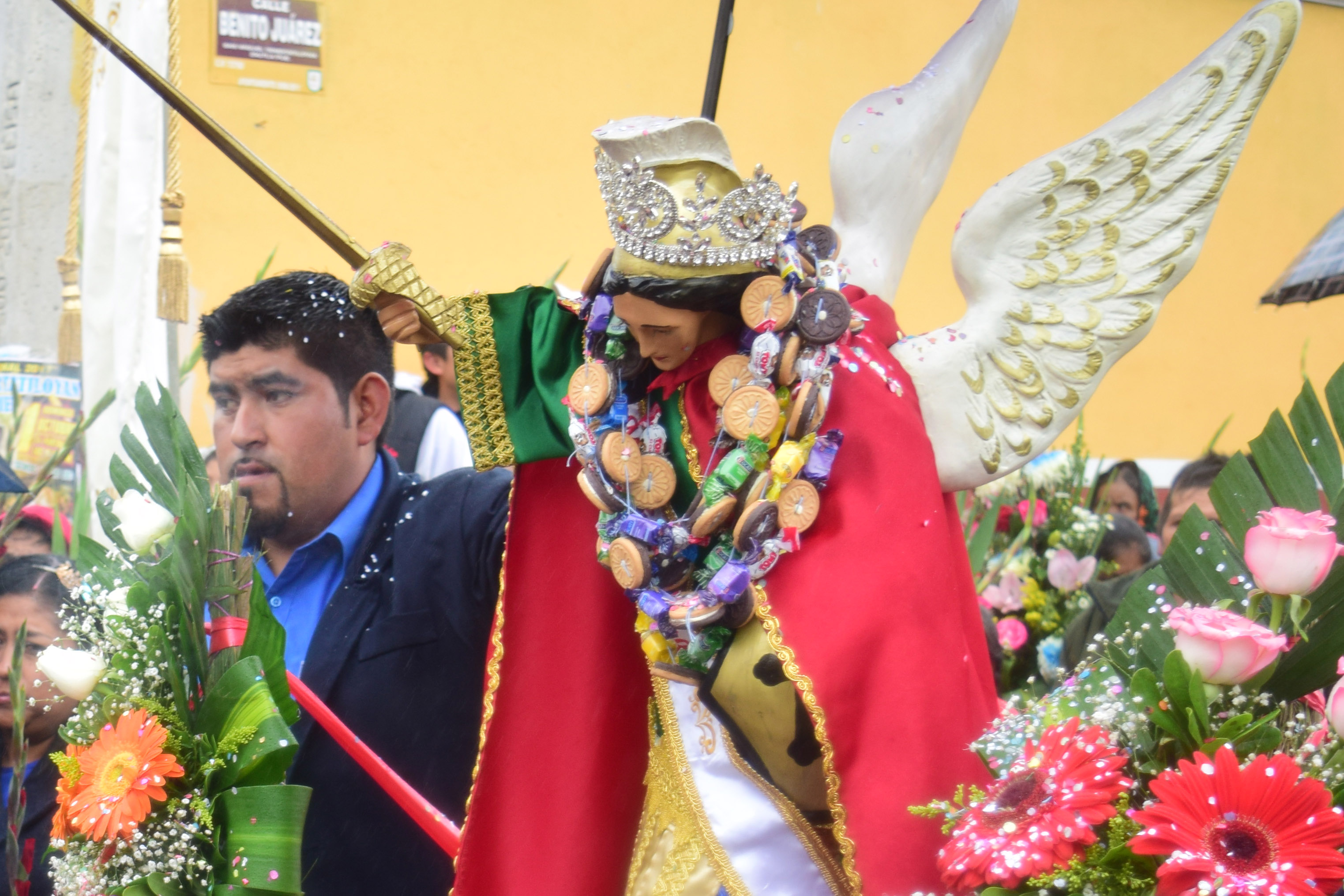 Celebran a San Miguel miles de fieles de la Sierra Nororiental