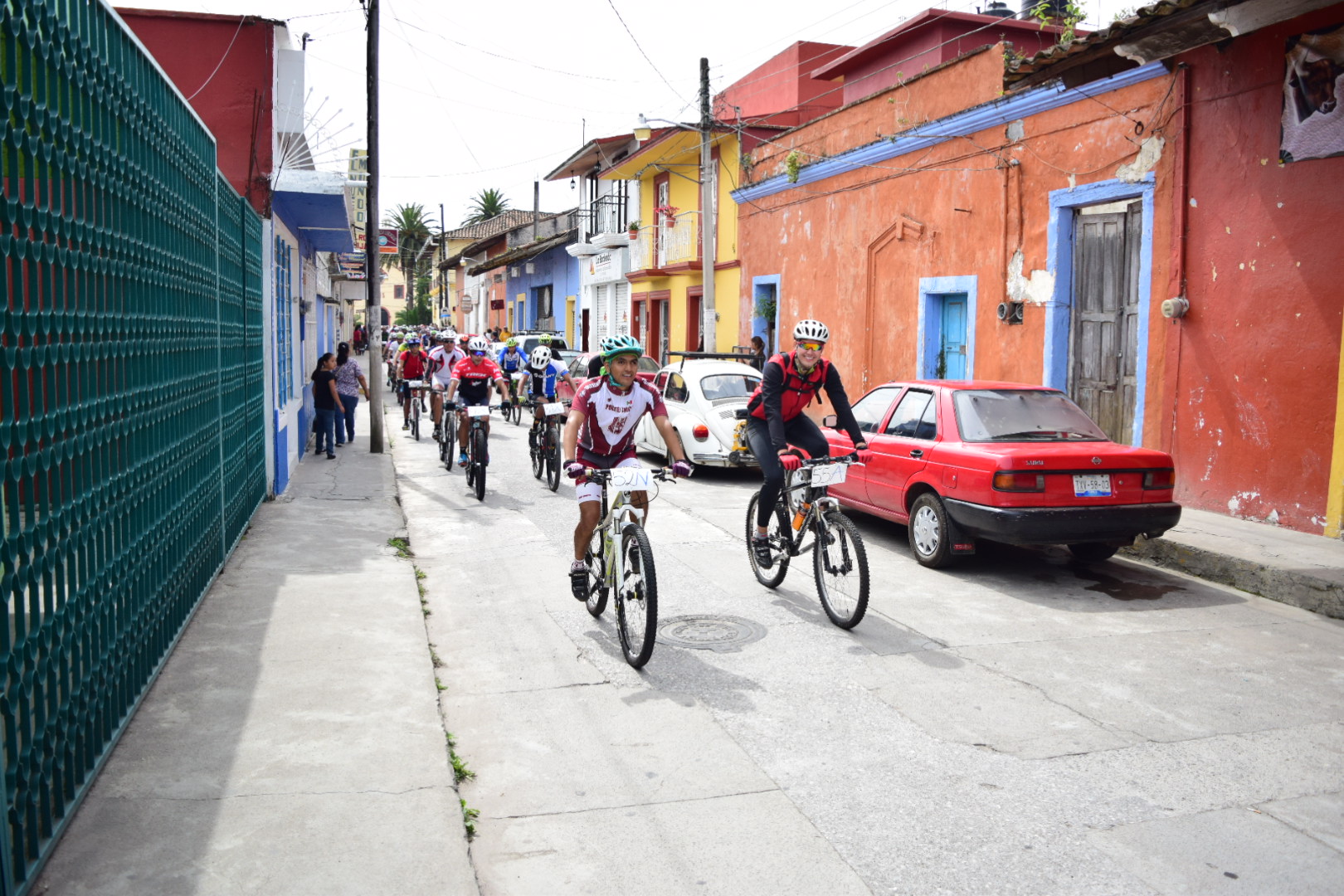 Participan más de 160 ciclistas en circuito Nahui de Tlatlauquitepec