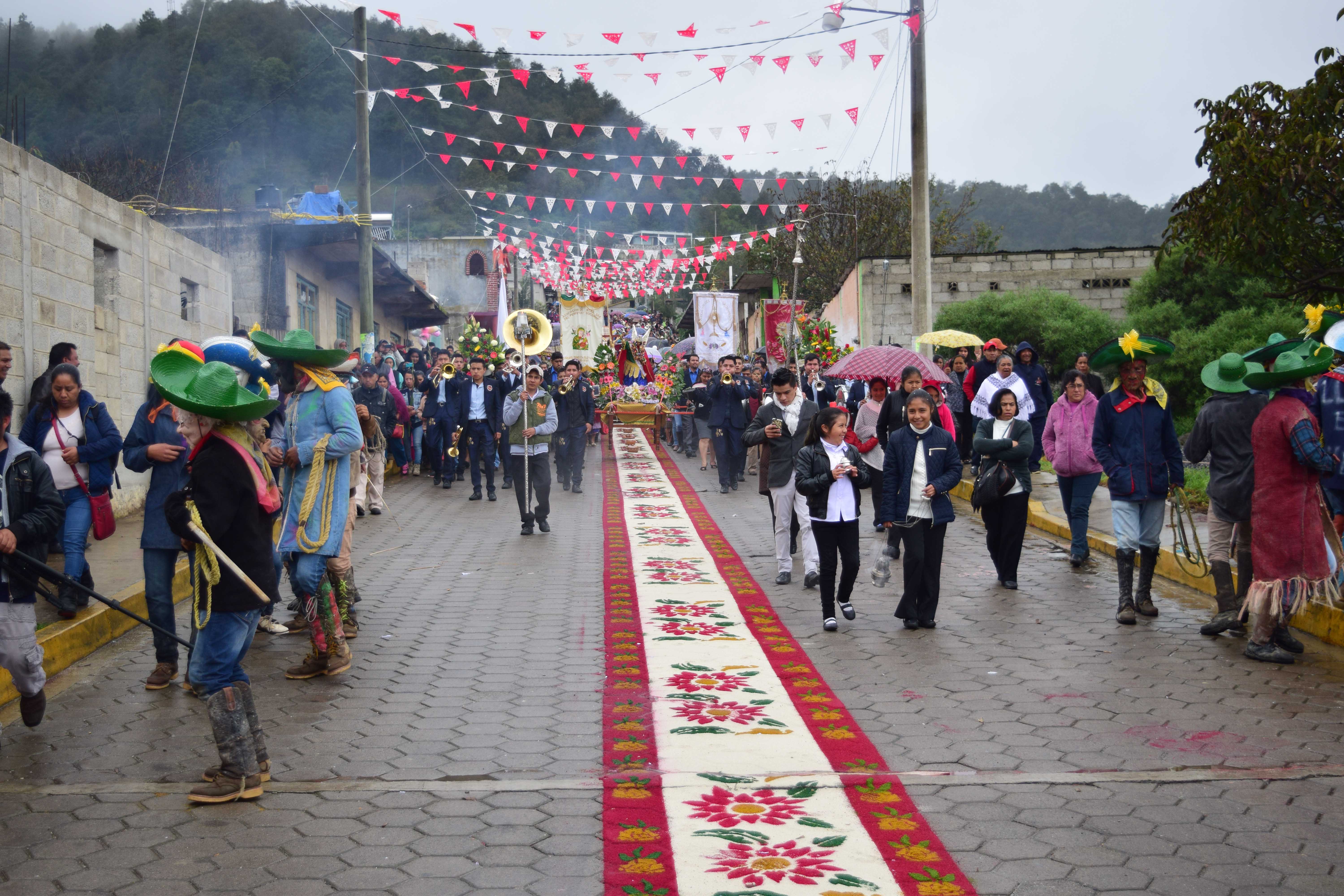Celebran a San Miguel miles de fieles de la Sierra Nororiental