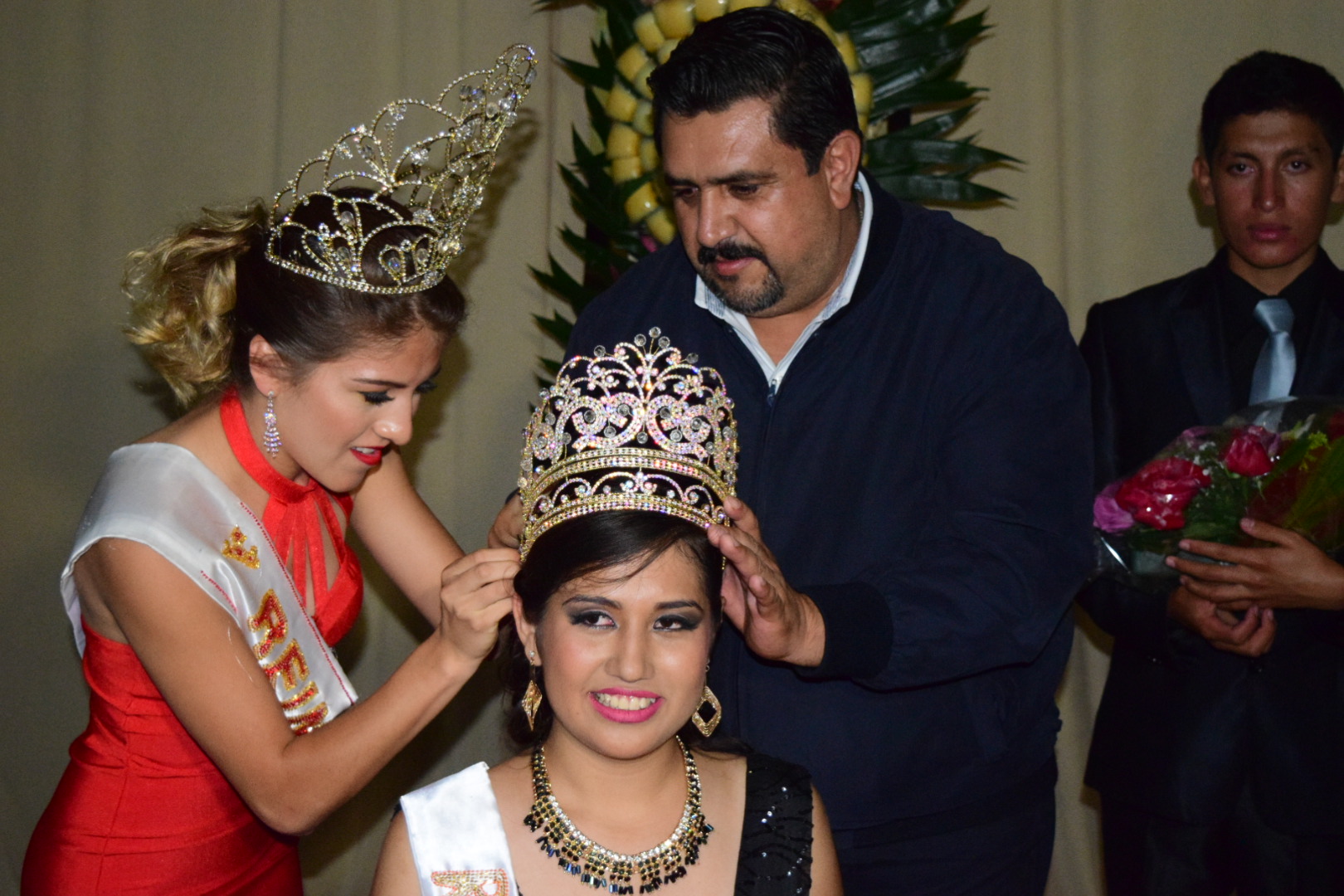 Coronan a Reina de la Feria en Xochitlán de Vicente Suárez