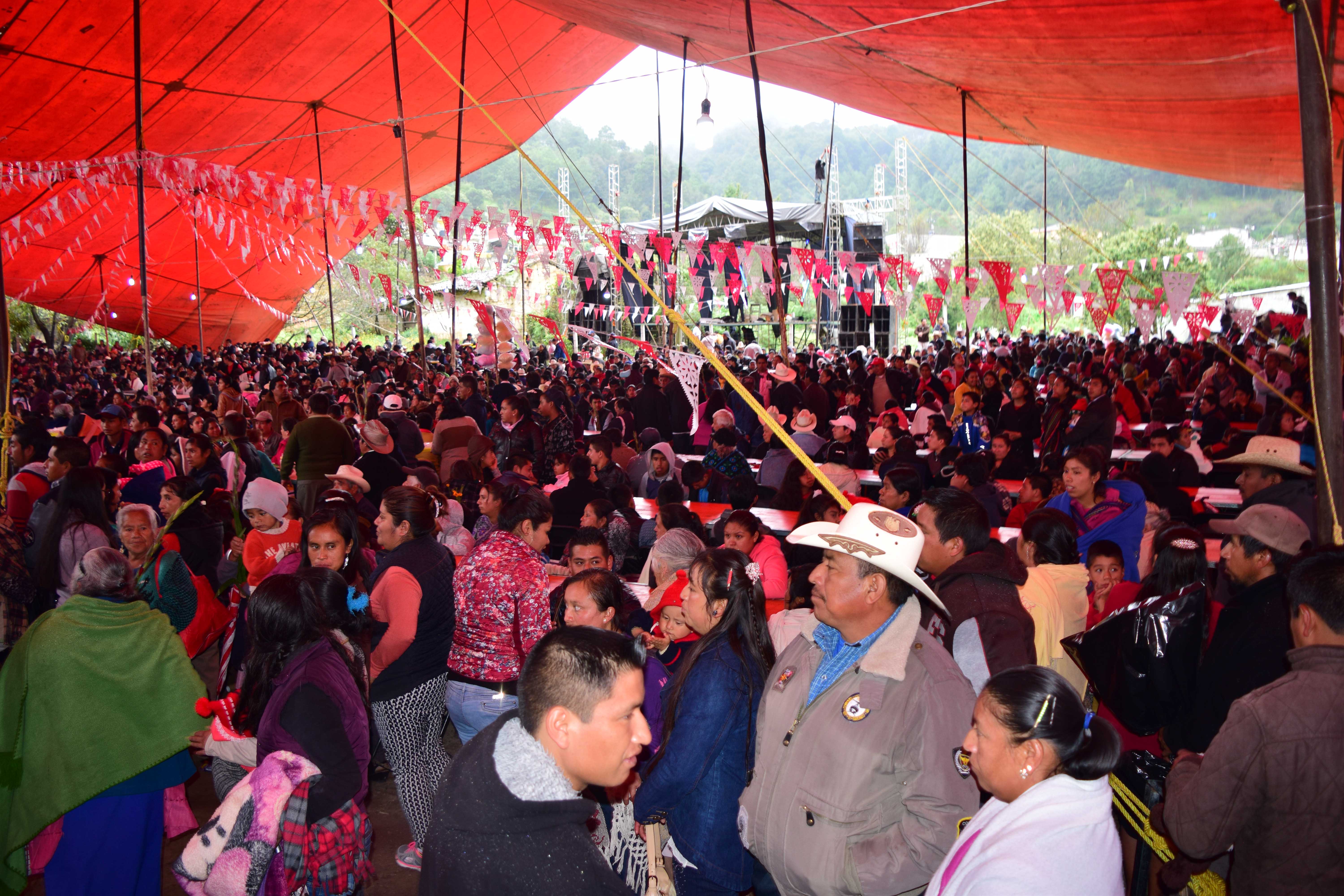 Celebran a San Miguel miles de fieles de la Sierra Nororiental