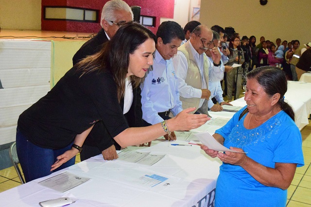 Obtienen adultos sus certificados de primaria y secundaria en Zacapoaxtla