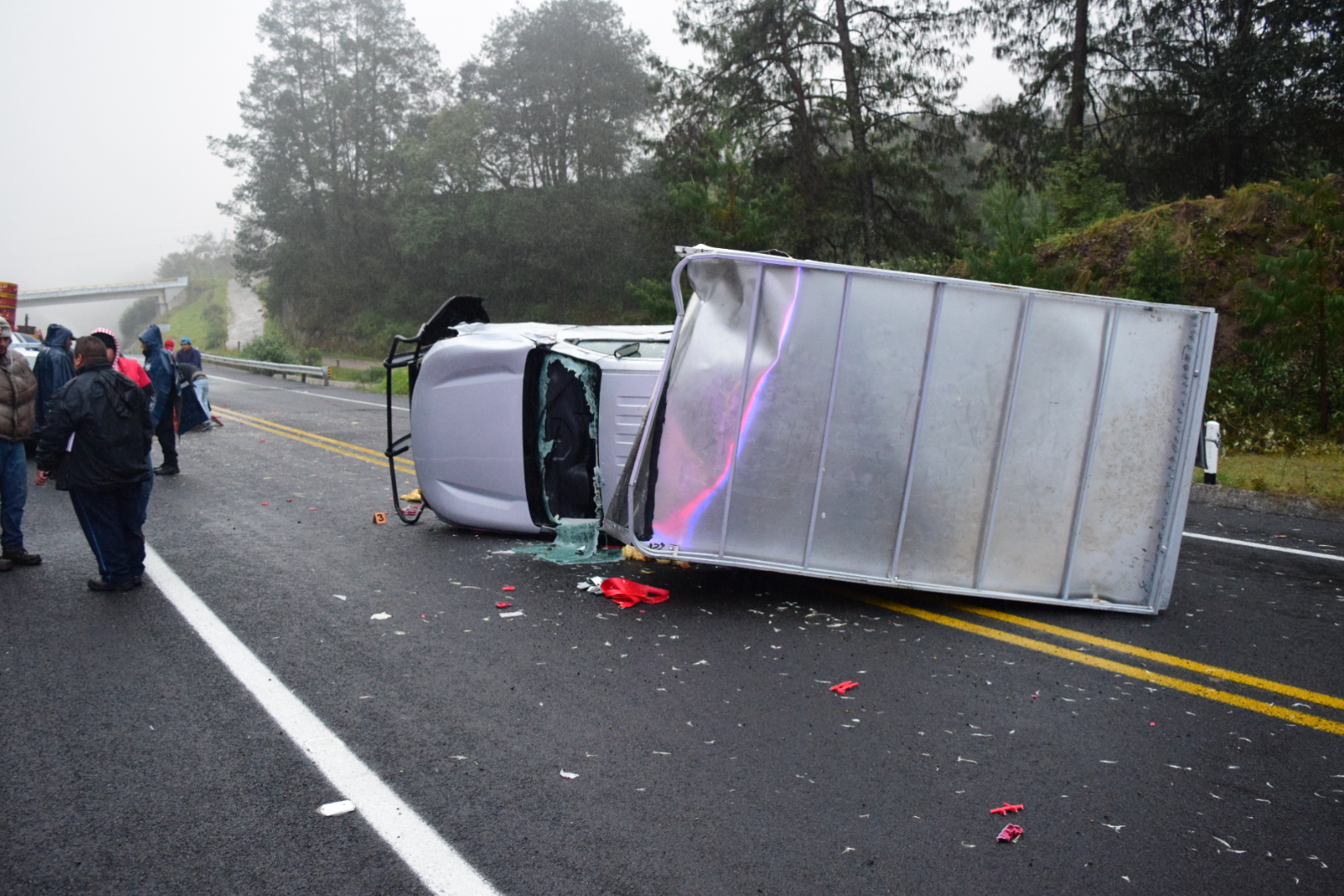 Camioneta impacta patrulla y furgoneta en la Virreyes-Teziutlán