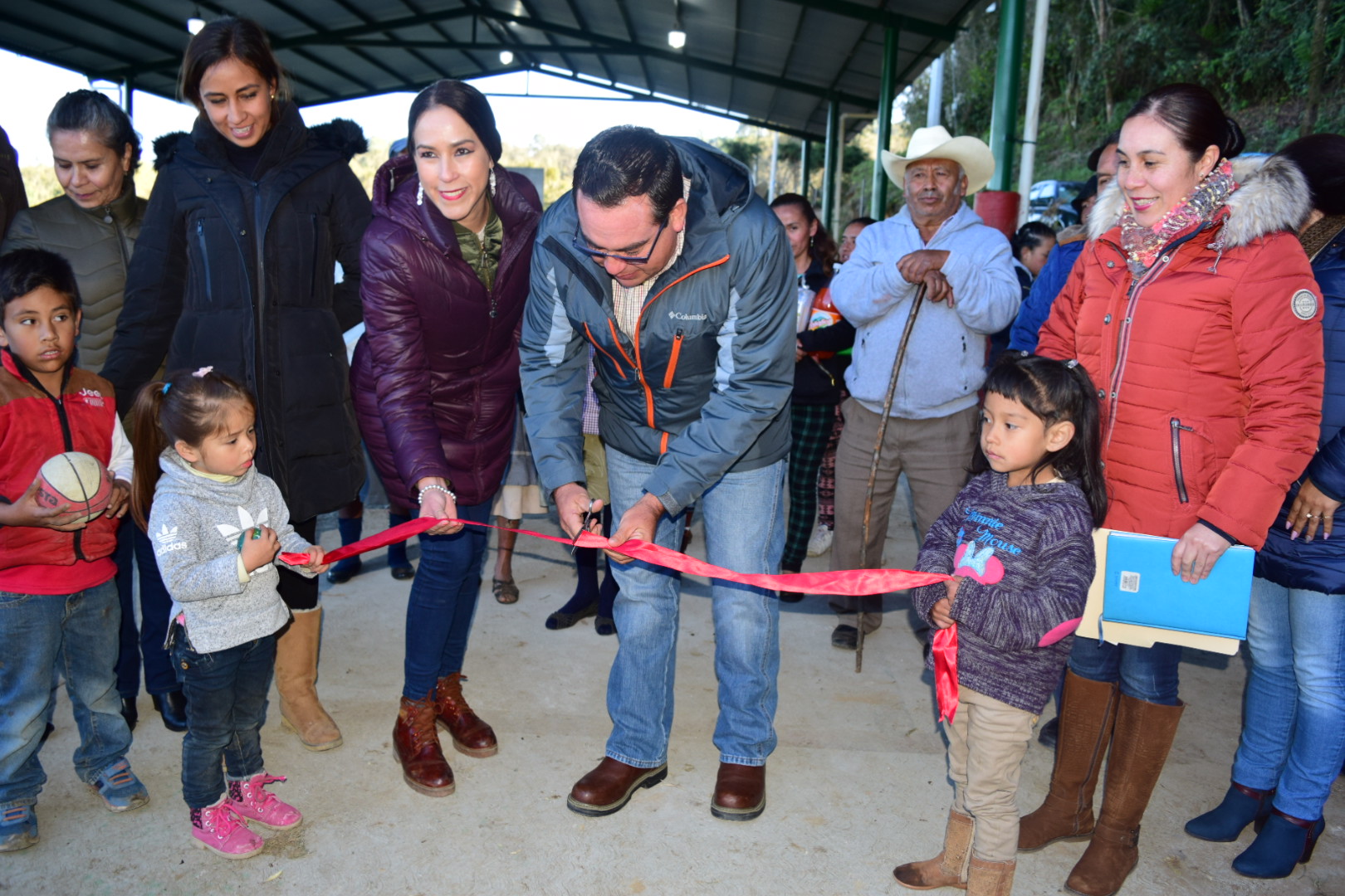 Guillermo Lobato entrega techumbre a pobladores de Nexpan