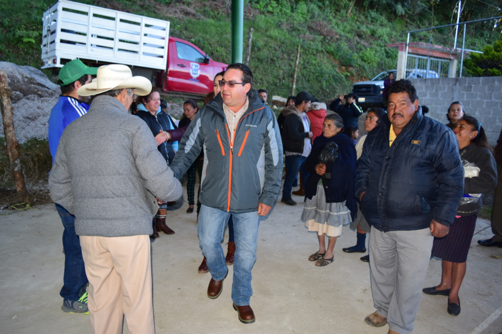 Guillermo Lobato entrega techumbre a pobladores de Nexpan