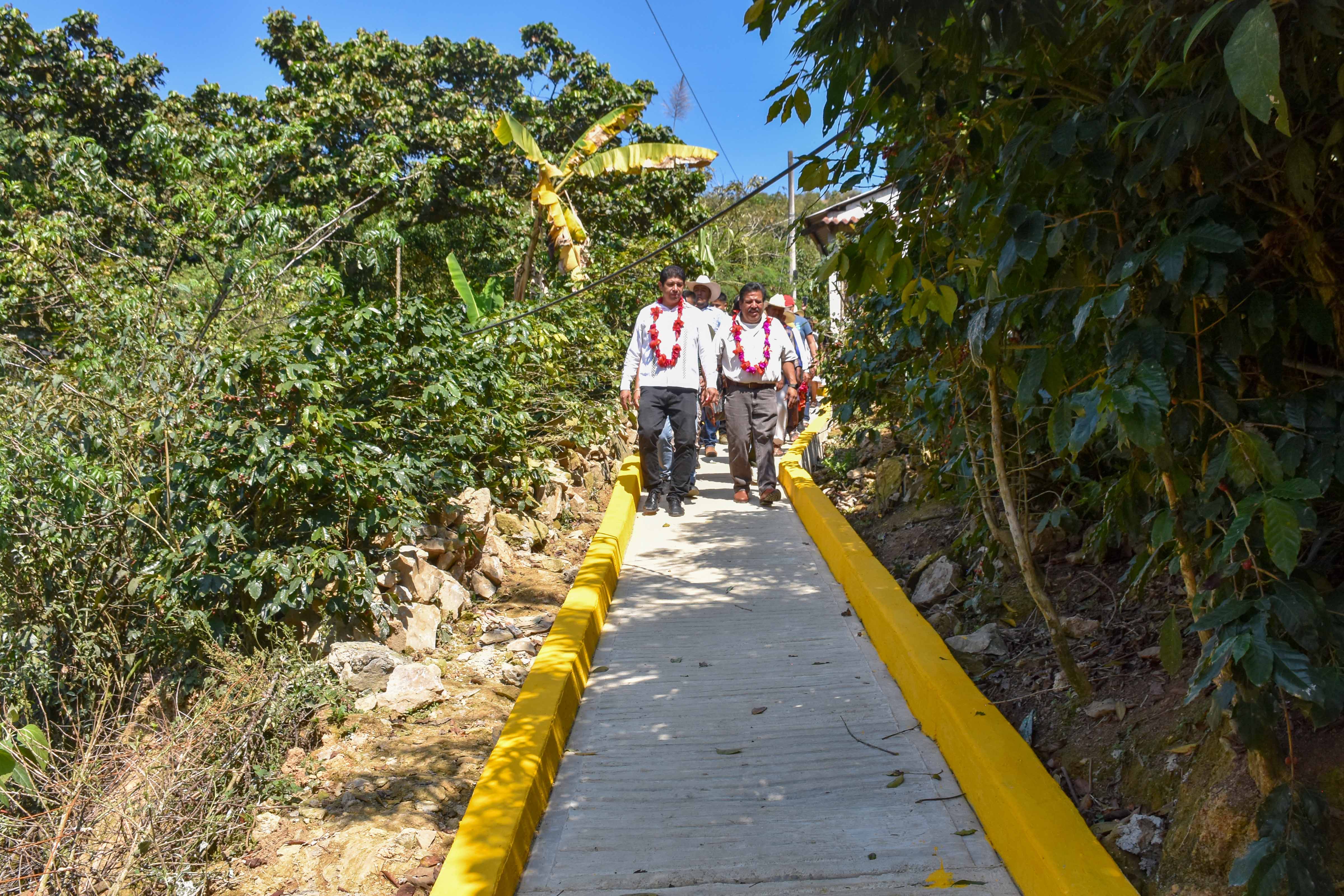 Ayuntamiento de Huitzilan pavimenta caminos del pueblo