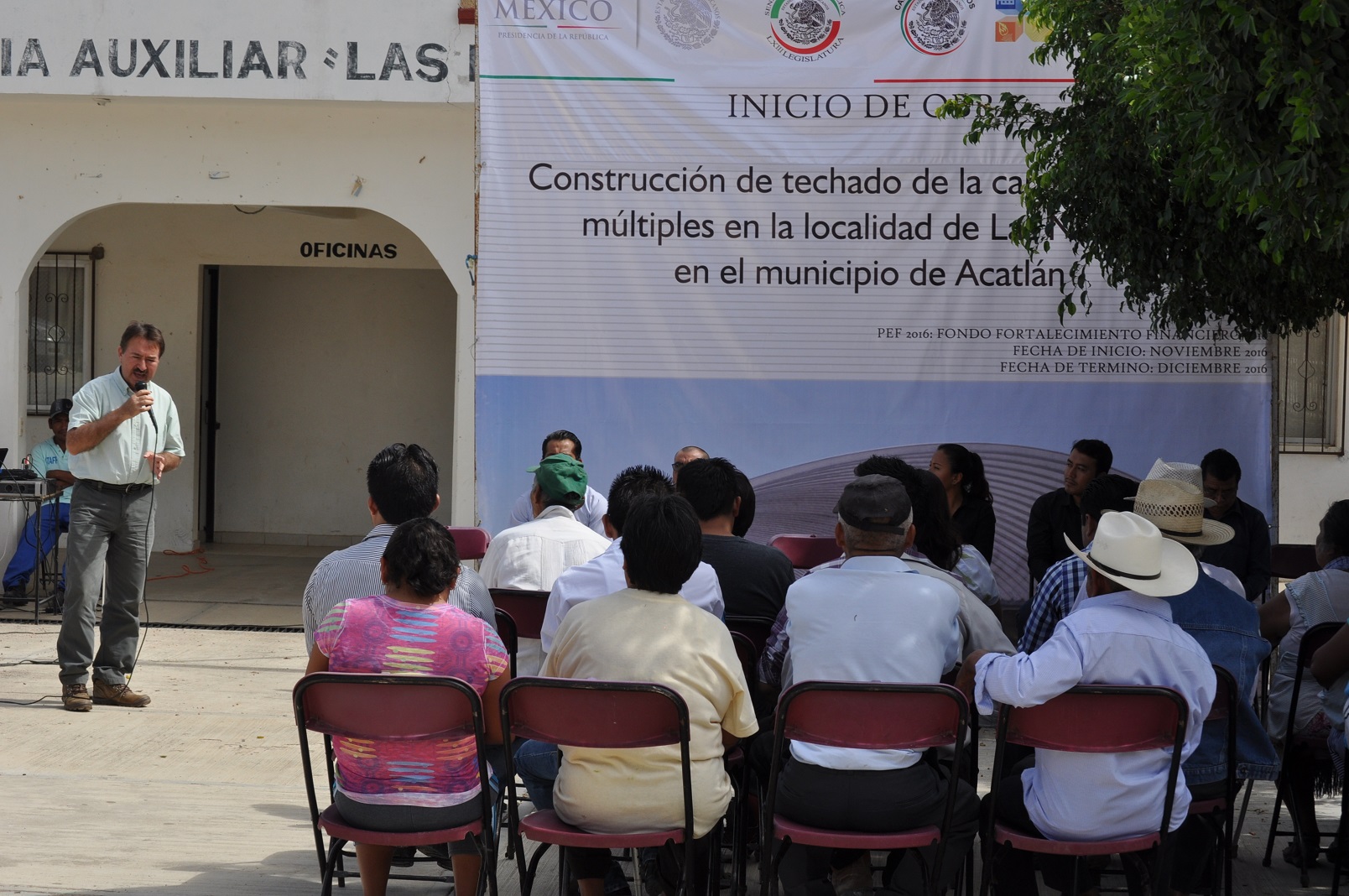 Inician obras de techados y pavimentación en comunidades de Acatlán
