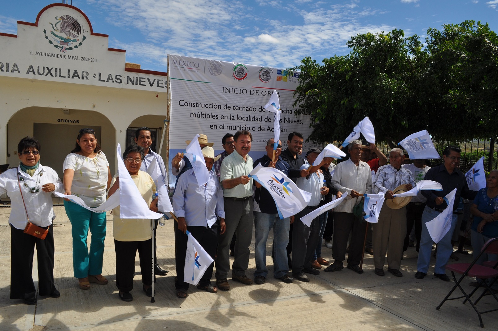 Inician obras de techados y pavimentación en comunidades de Acatlán