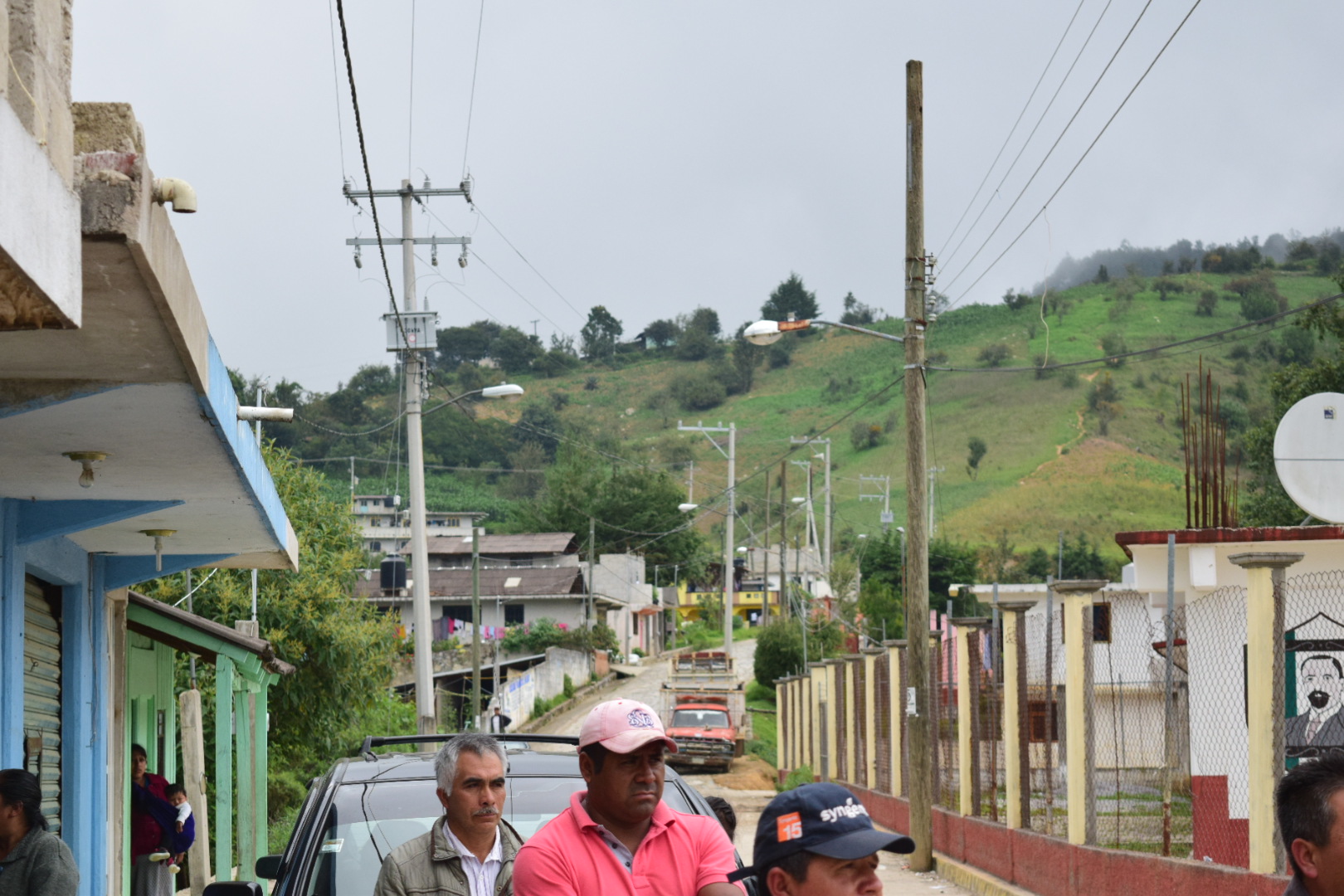 Edil inaugura red eléctrica en comunidad de Zacapoaxtla