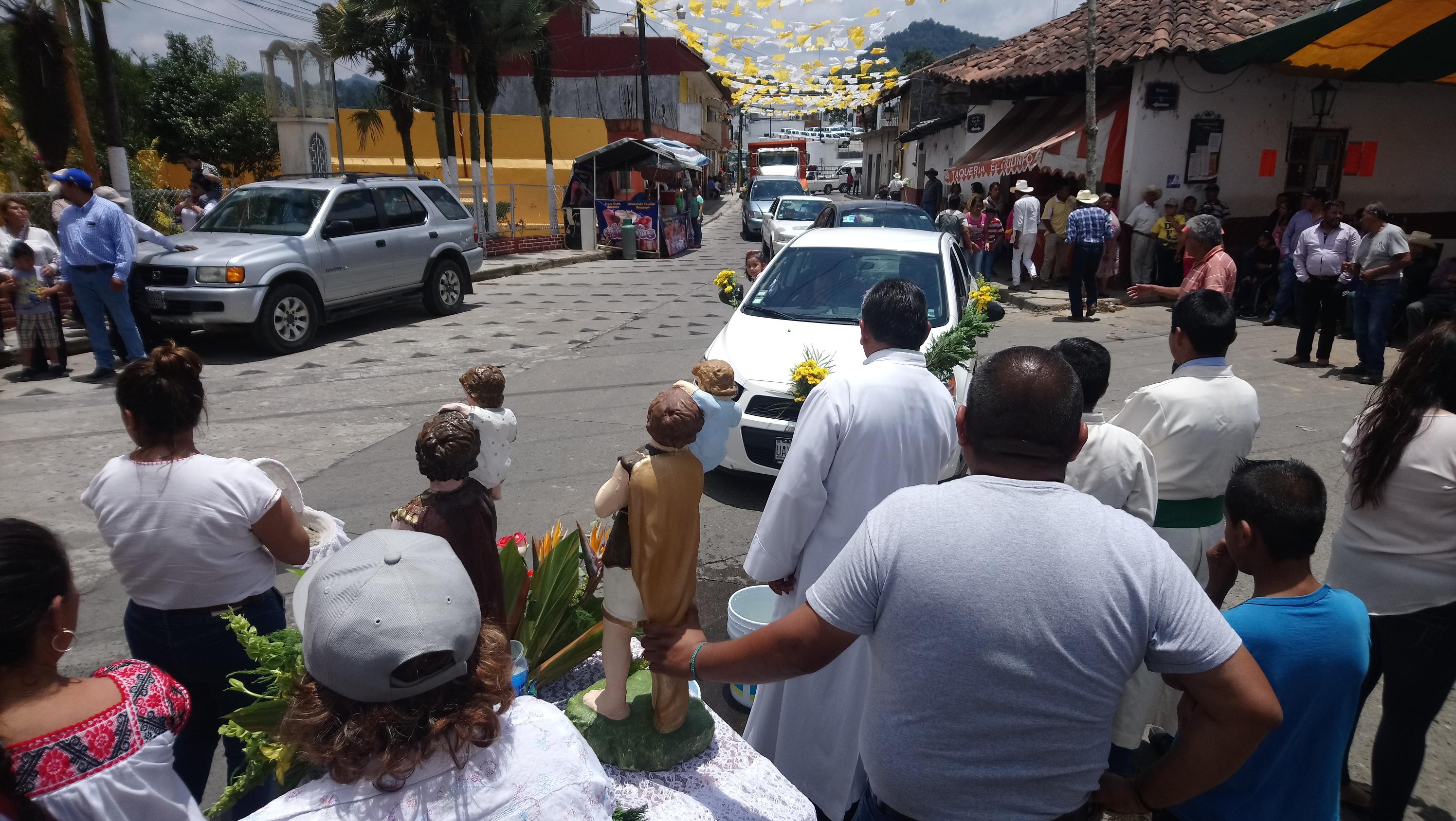 Pelean por limosnas el párroco de Zacapoaxtla y habitantes 