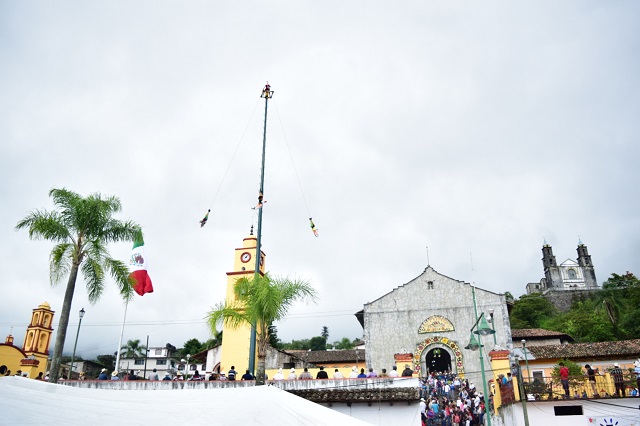 Con coronación de la reina inicia Feria en Xochitlán