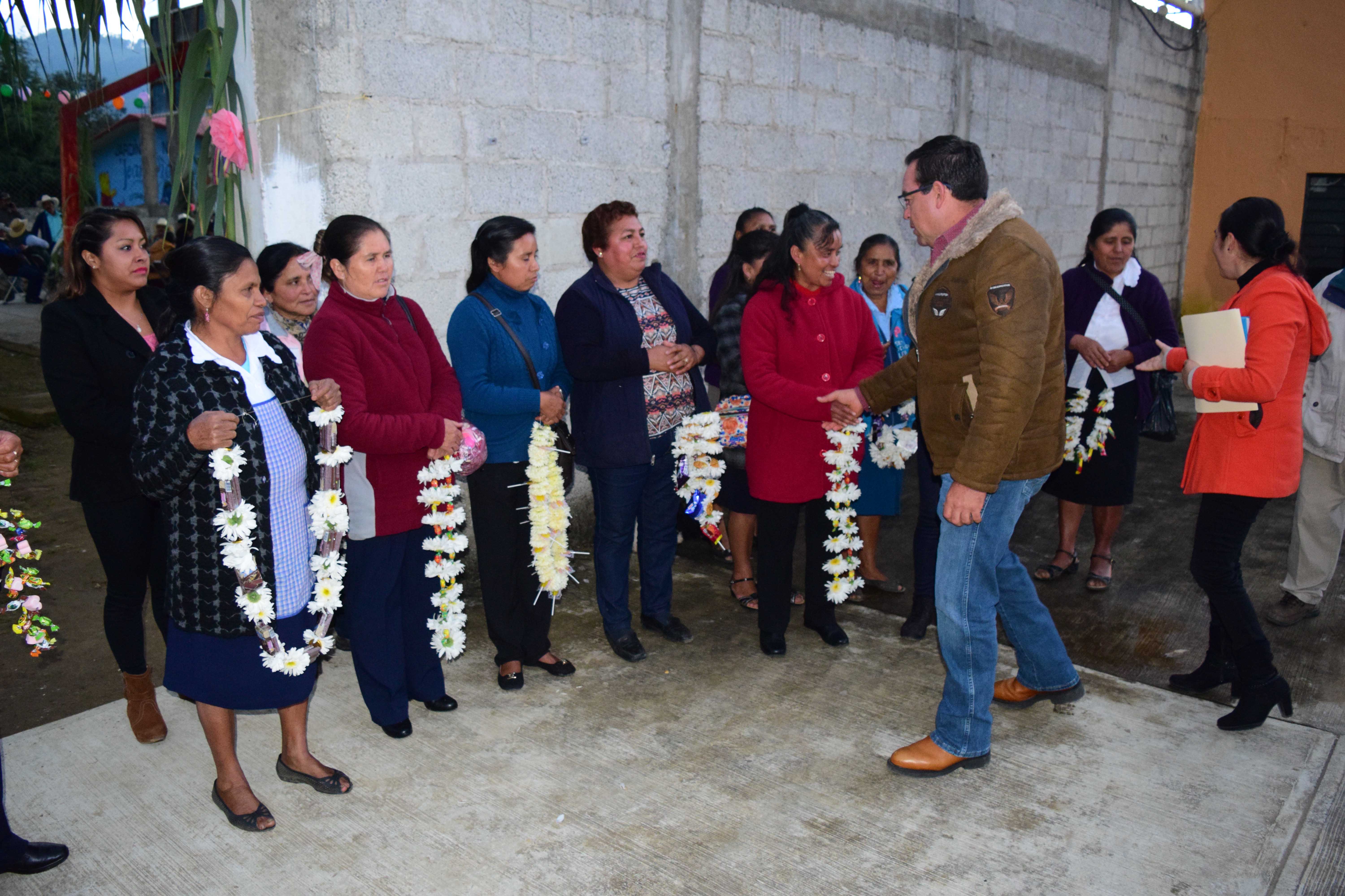 Edil de Zacapoaxtla entrega obras y casas en Calcahualco