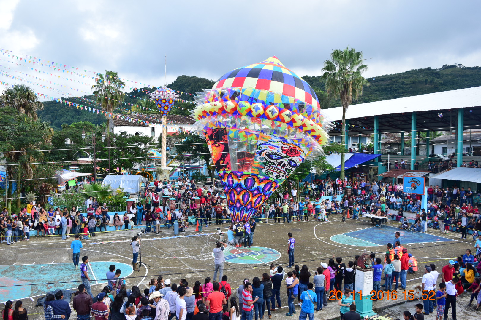 Globos de cantoya adornan el cielo de Tuzamapan de Galeana