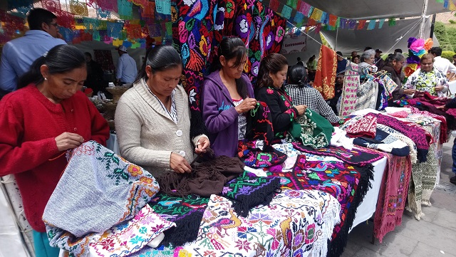 Miles asisten a Feria de las Comunidades de Tlatlauquitepec