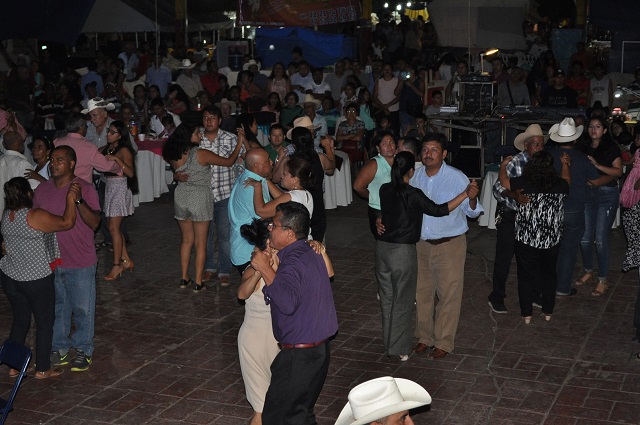 Cientos de migrantes celebran su día con fiesta en Piaxtla