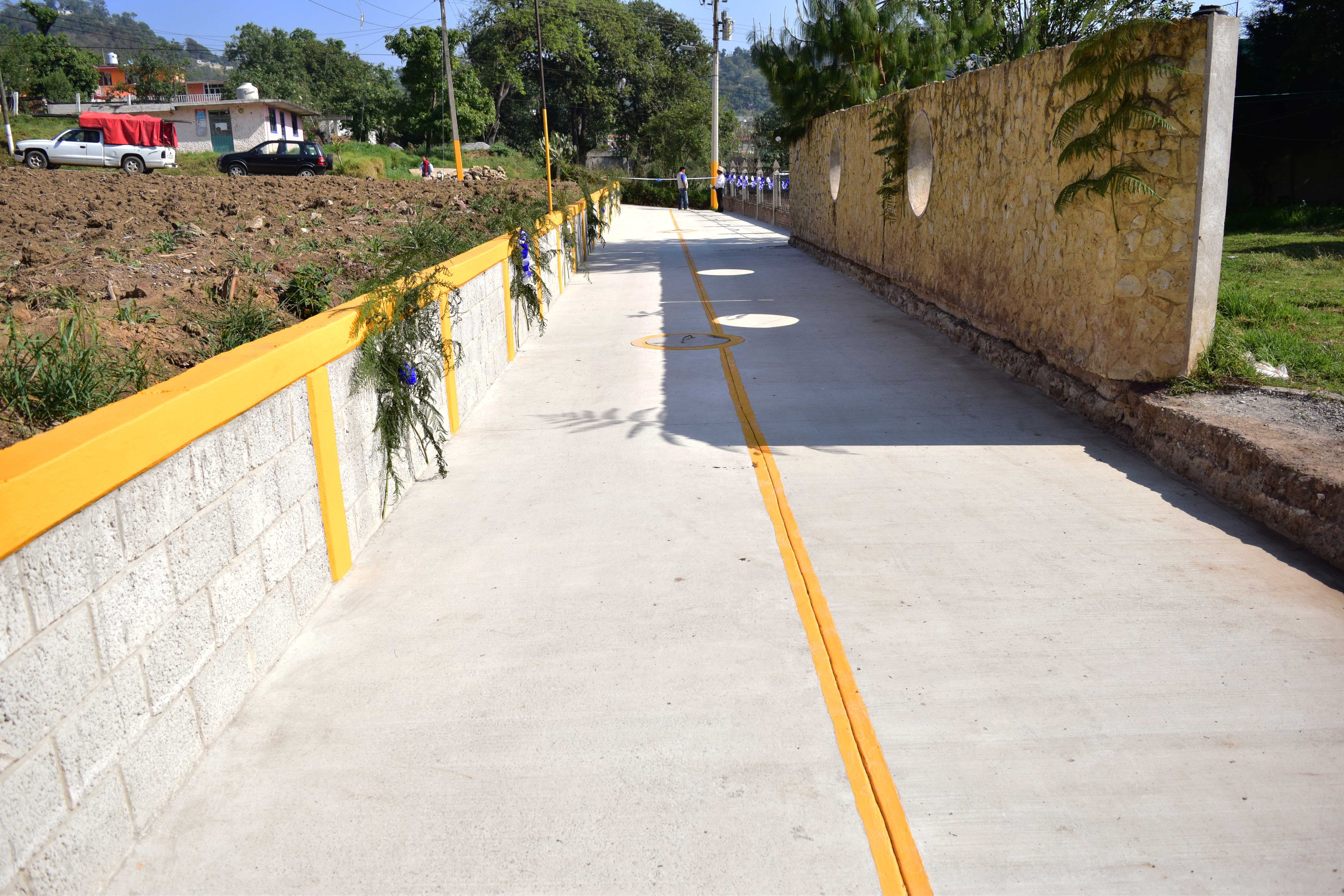 Alcalde entrega pavimentación de calle en Zacapoaxtla