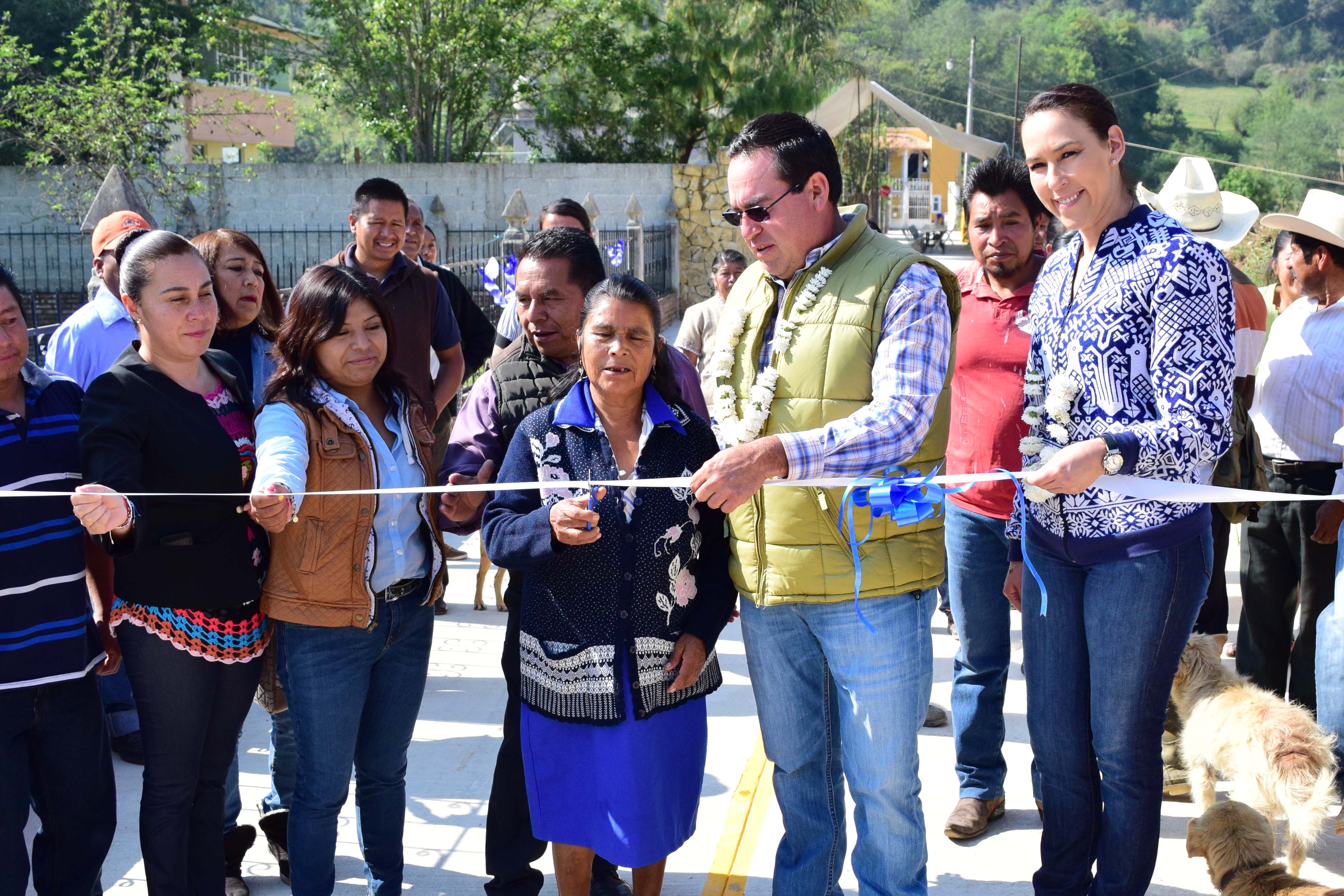 Alcalde entrega pavimentación de calle en Zacapoaxtla