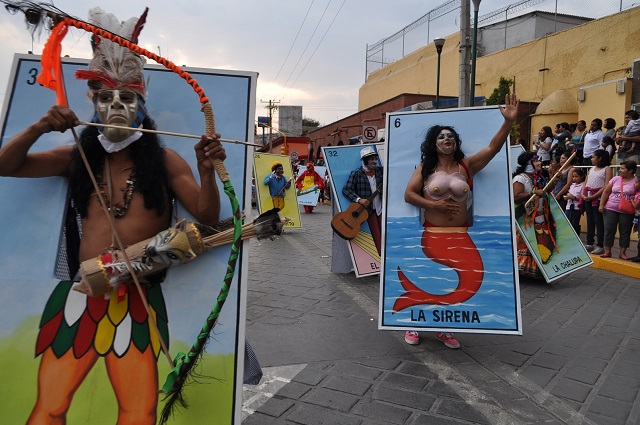Danzantes de Oaxaca encabezan desfile de carnaval en Acatlán