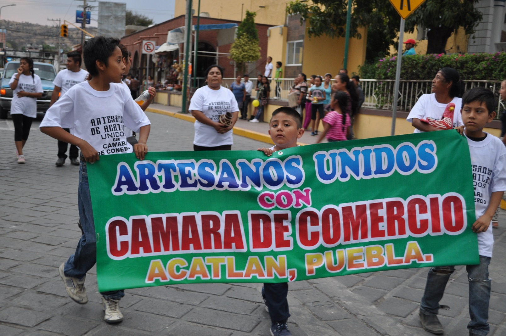 Danzantes de Oaxaca encabezan desfile de carnaval en Acatlán