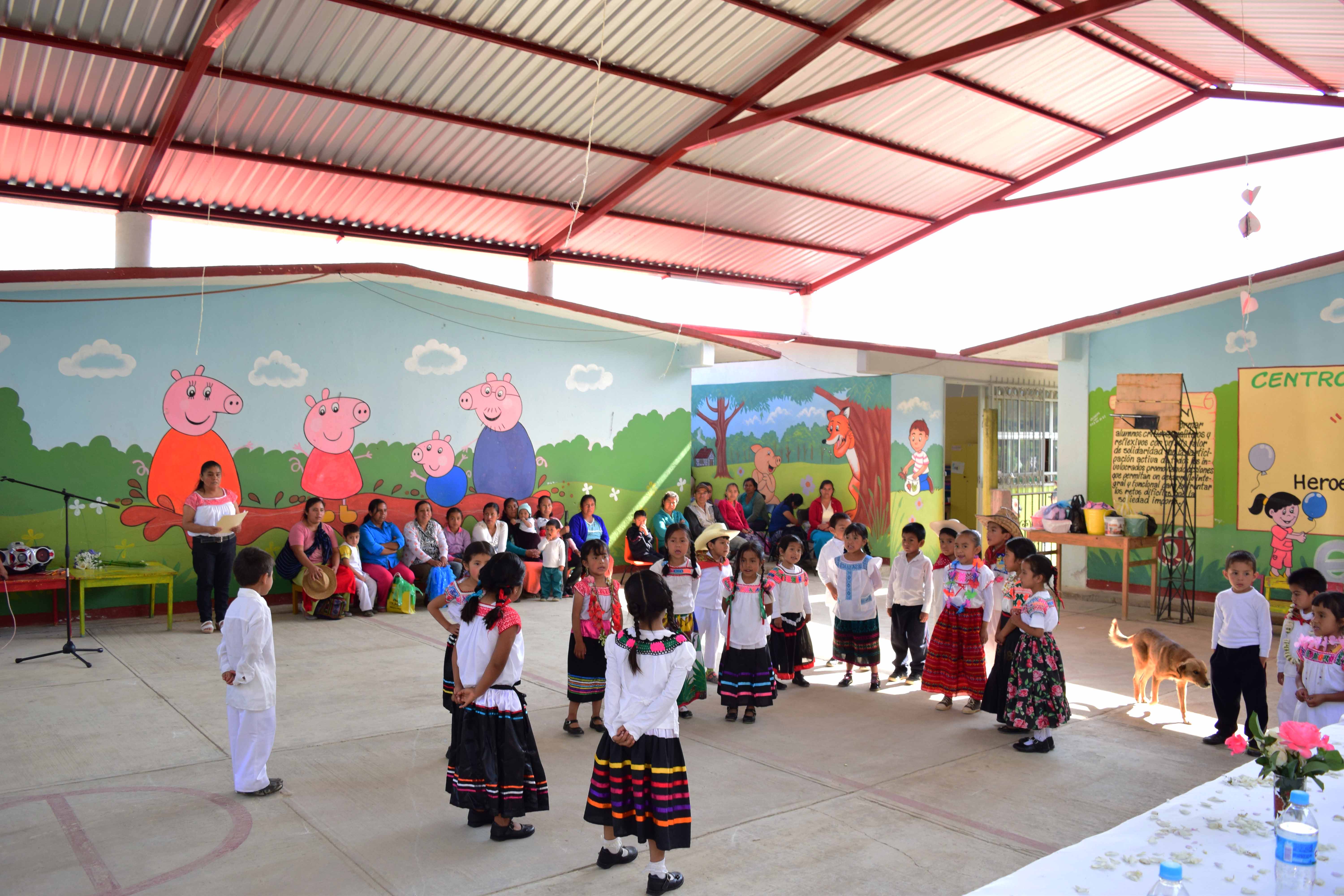 Entrega edil techo en preescolar de comunidad de Zacapoaxtla