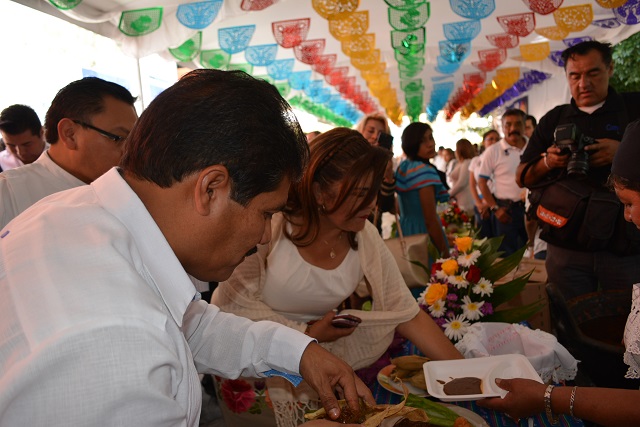 Más de 15 mil personas asisten a la feria del mole en Tecamachalco