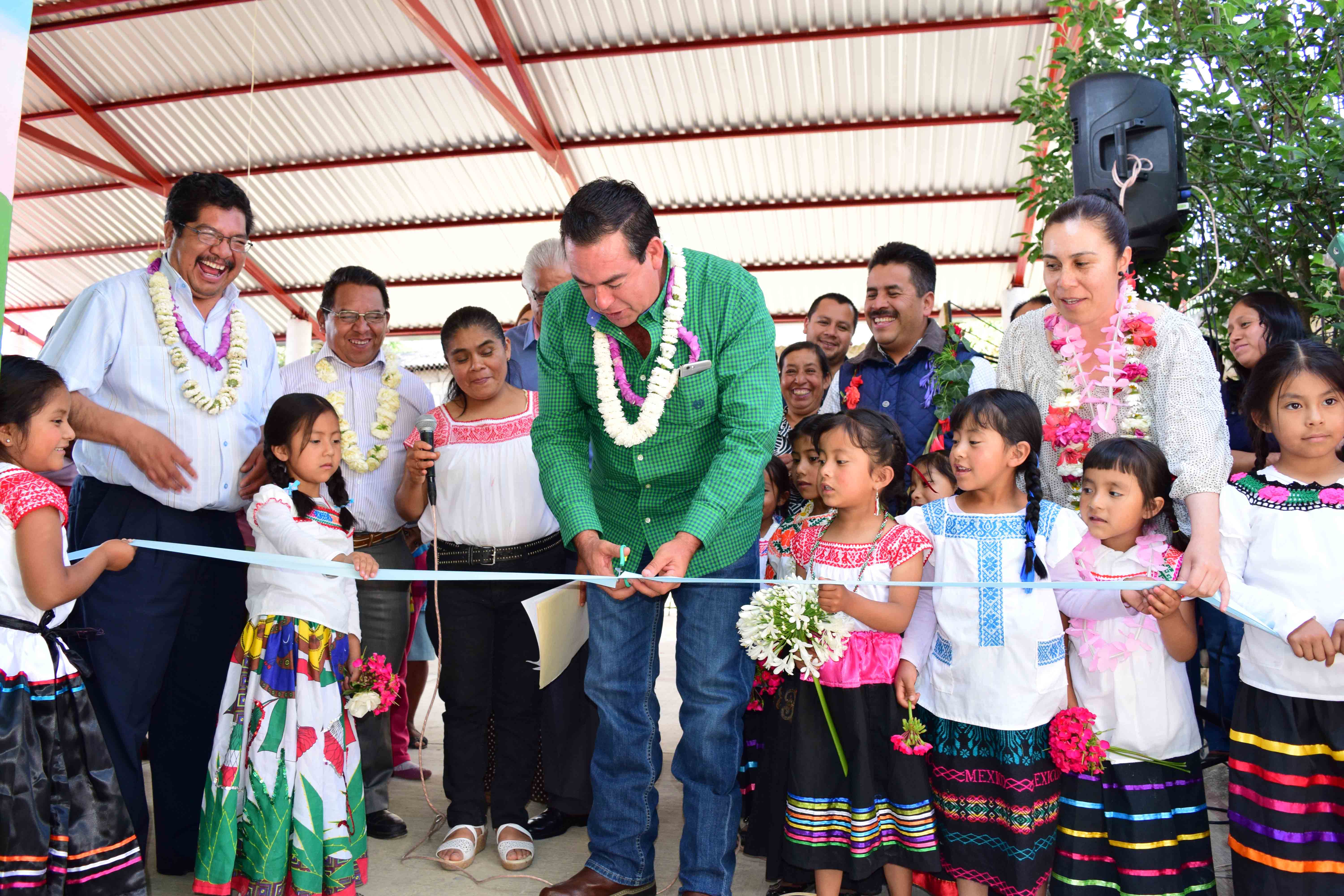 Entrega edil techo en preescolar de comunidad de Zacapoaxtla