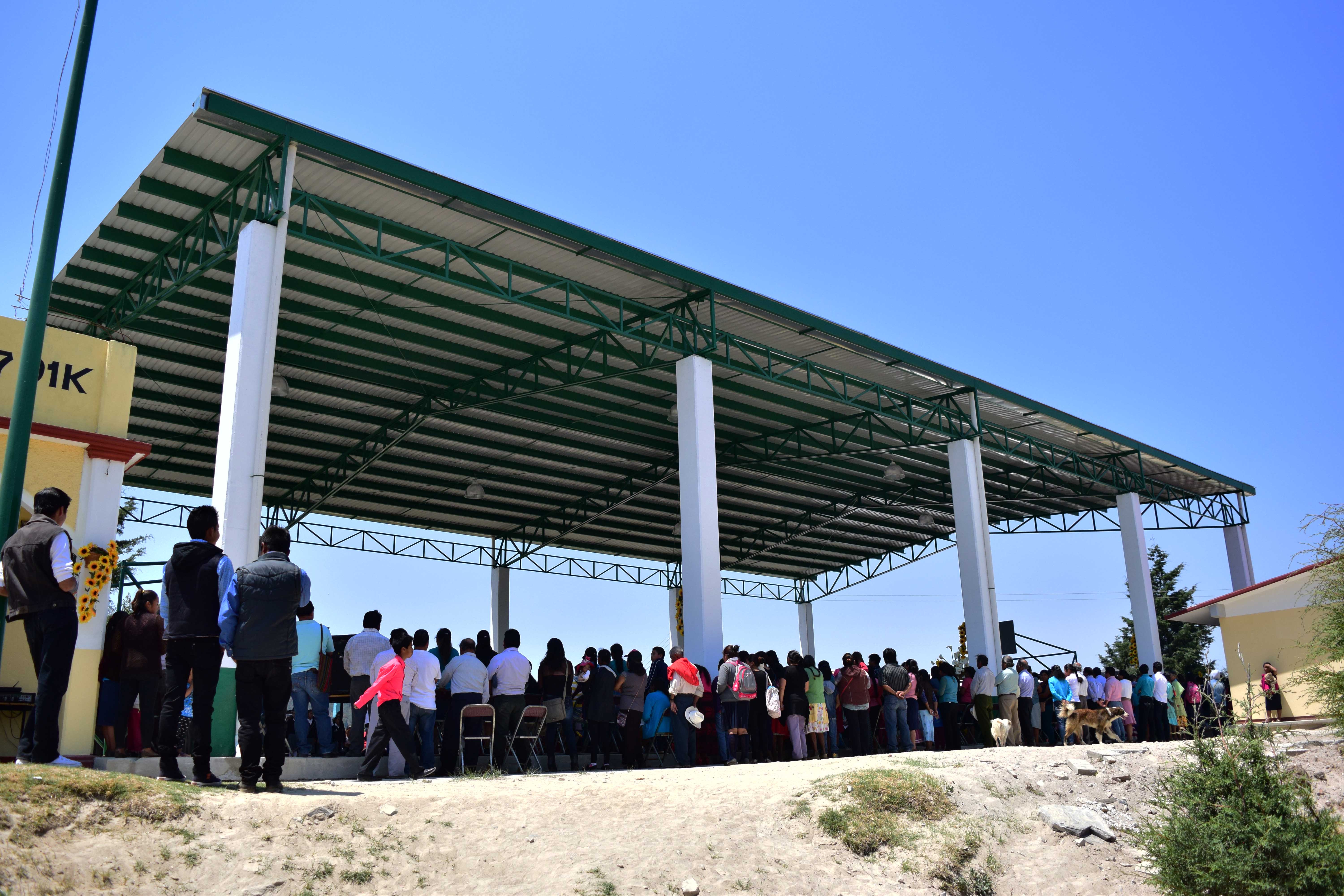 Ayuntamiento inaugura techumbre en primaria de Zacapoaxtla