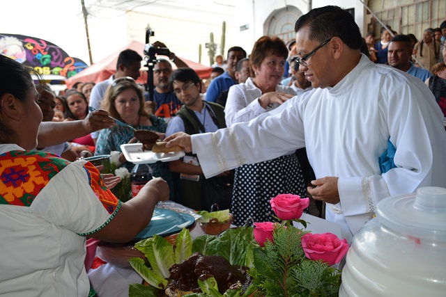 Más de 15 mil personas asisten a la feria del mole en Tecamachalco