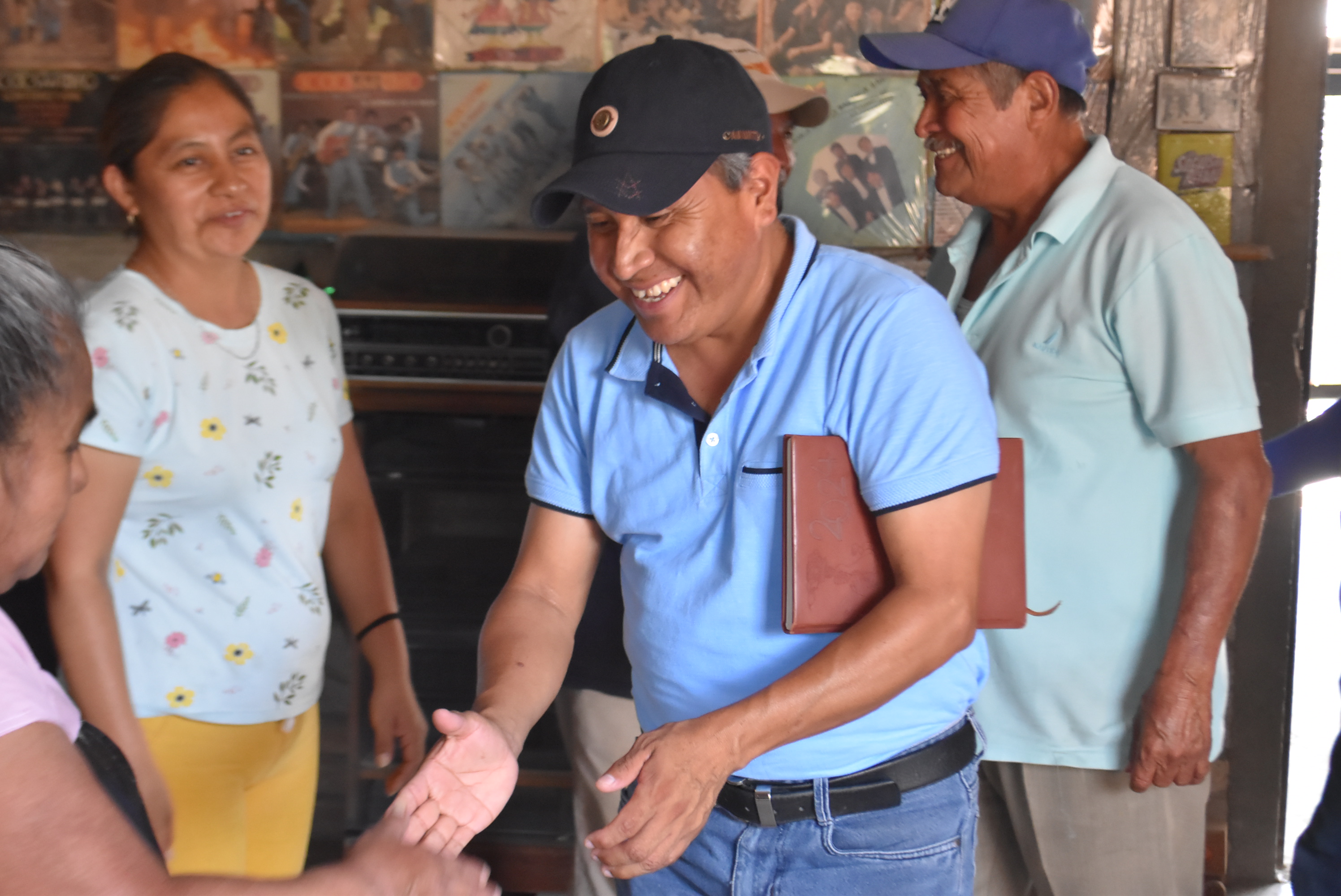 Flores Iturbide presenta propuestas de salud en San Gabriel Chilac